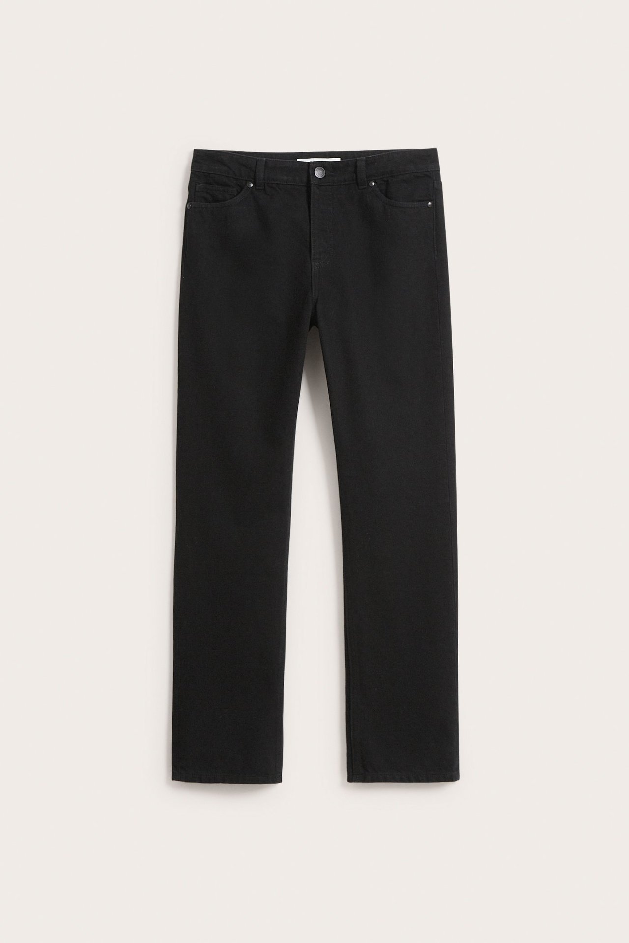 Framifrån svarta raka jeans med hög midja i denim.