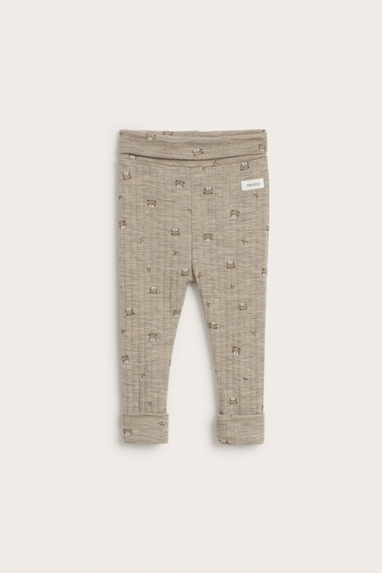 Frontvisning av beigemelert ribbet ull-baby-leggings med bamsemønster og brettbare mansjetter i midje og ben.