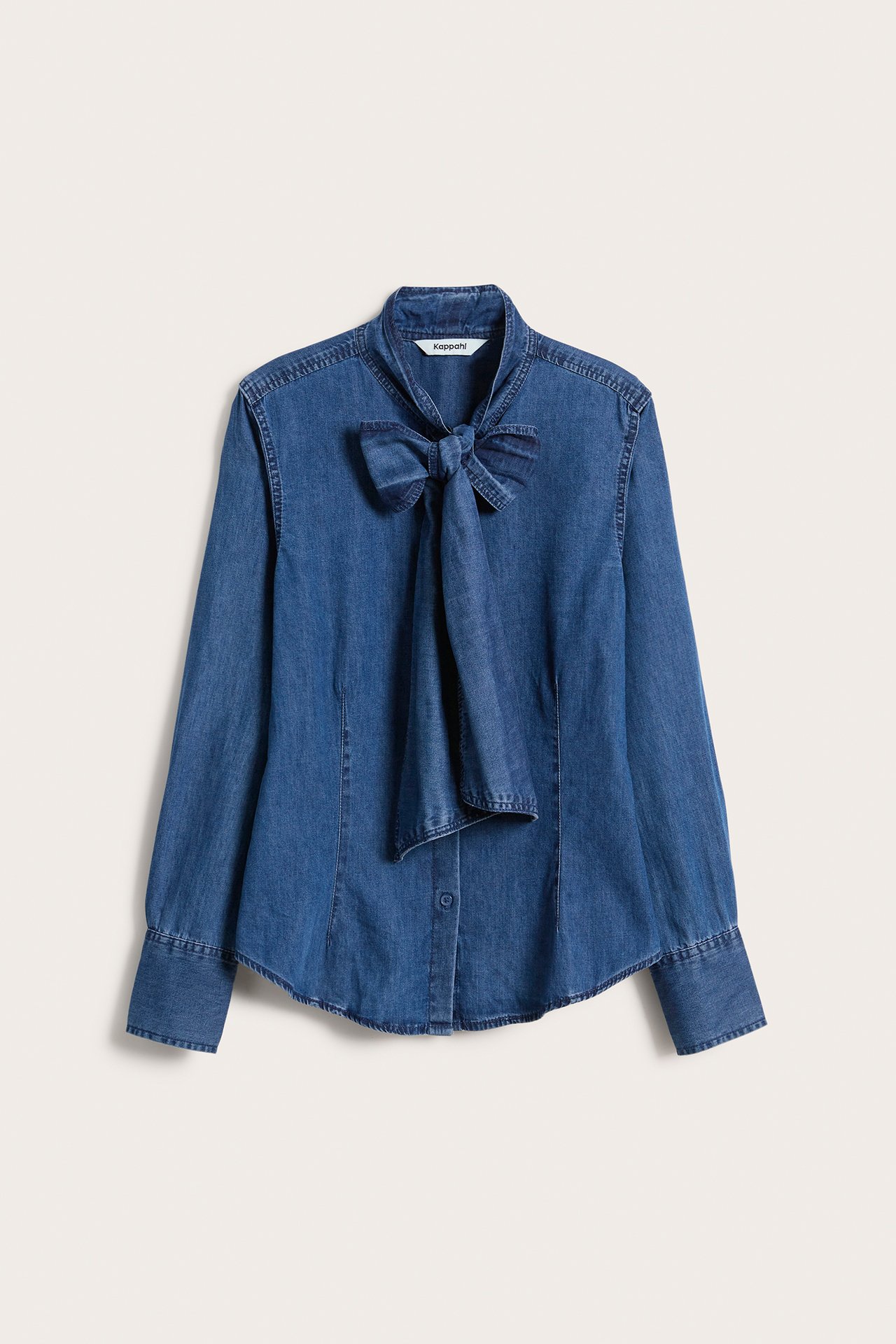 Frontvisning av en mørkeblå denimskjorte med knytebånd i halsen, lange ermer og knappelukking.