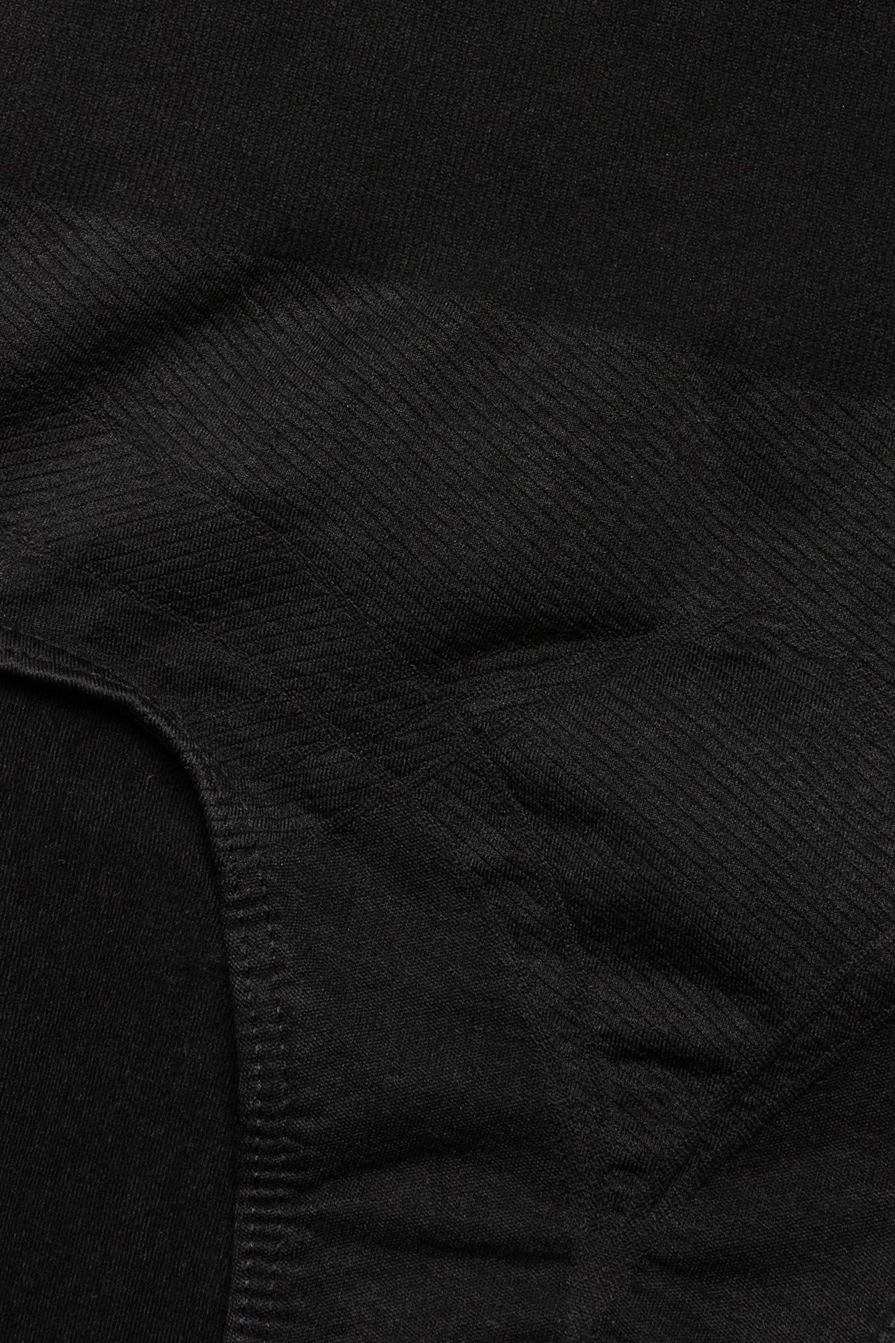 Zbliżenie na czarne, bezszwowe figi modelujące z wysokim stanem i prążkowaną fakturą dla kobiet.