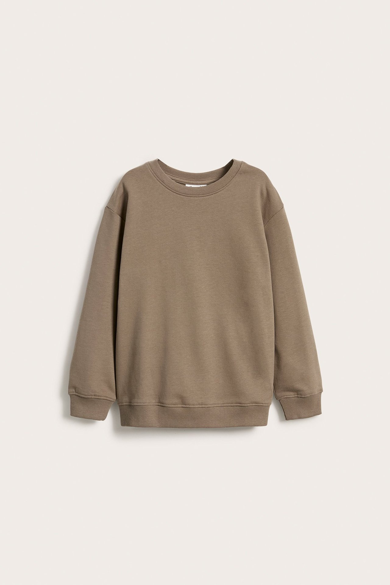 Widok z przodu: gładka, brązowa bawełniana bluza dziecięca z prążkowanym okrągłym dekoltem, mankietami i dołem.