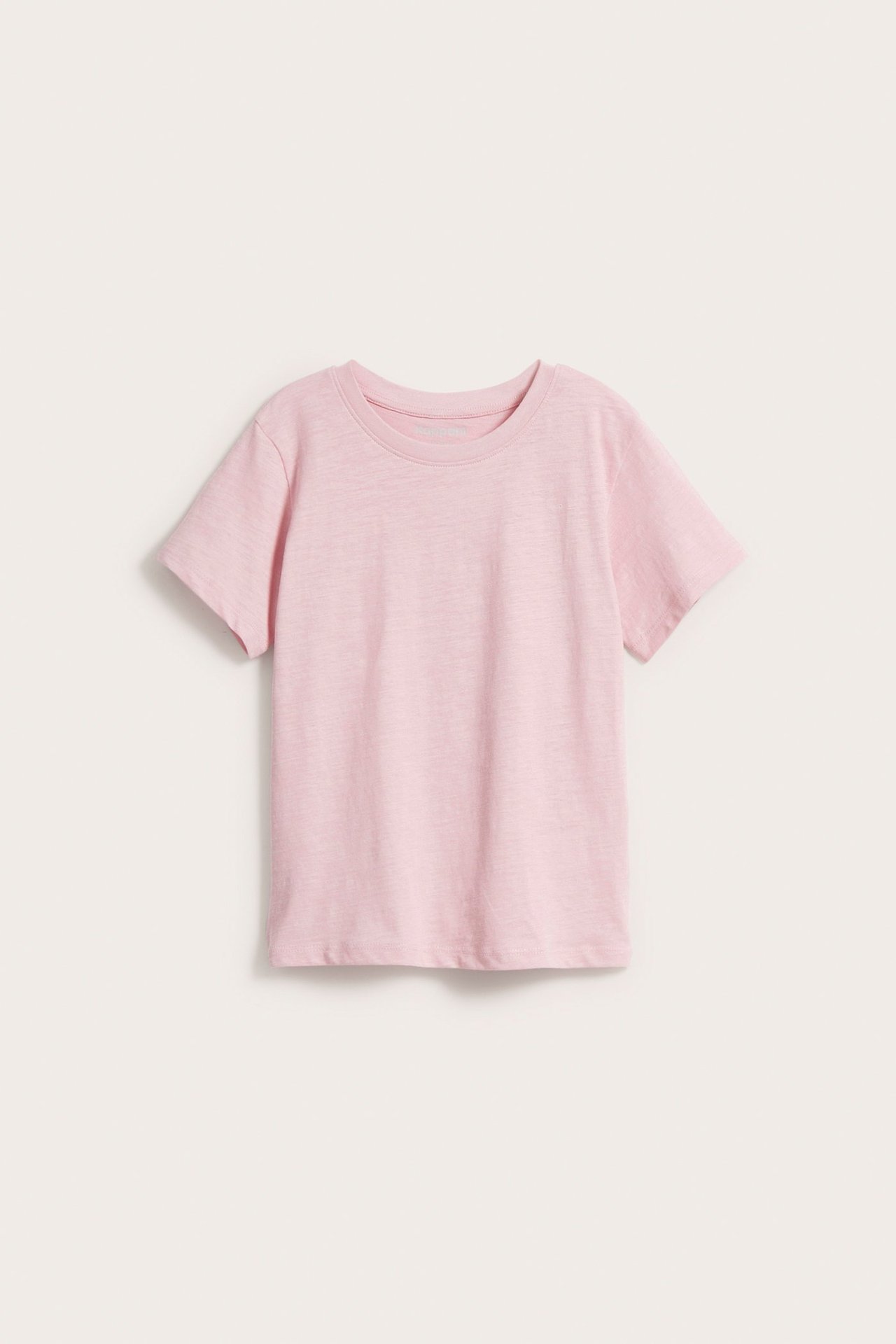 Widok z przodu: jasnoróżowy bawełniany T-shirt dziecięcy z krótkimi rękawami i prążkowanym dekoltem.