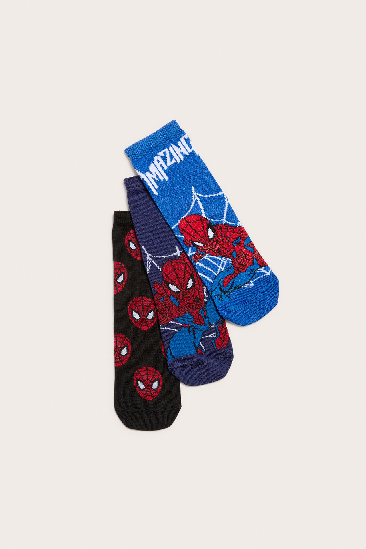 Ovenfra sett av tre par barnesokker med Spiderman i lyseblått, mørkeblått og svart.