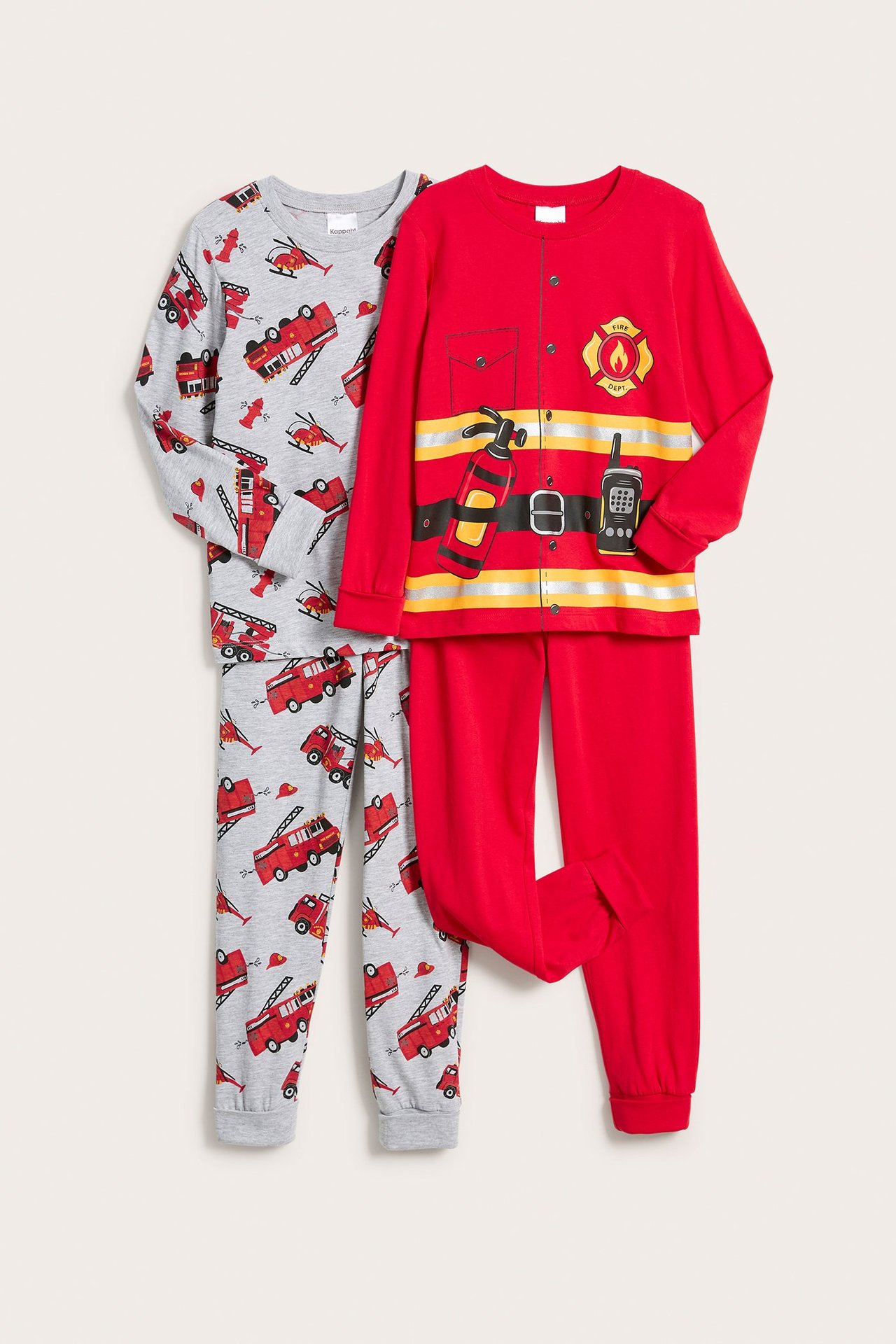 Edestä: Lasten punainen palomiespyjama ja harmaa ajoneuvokuvioinen pyjama.