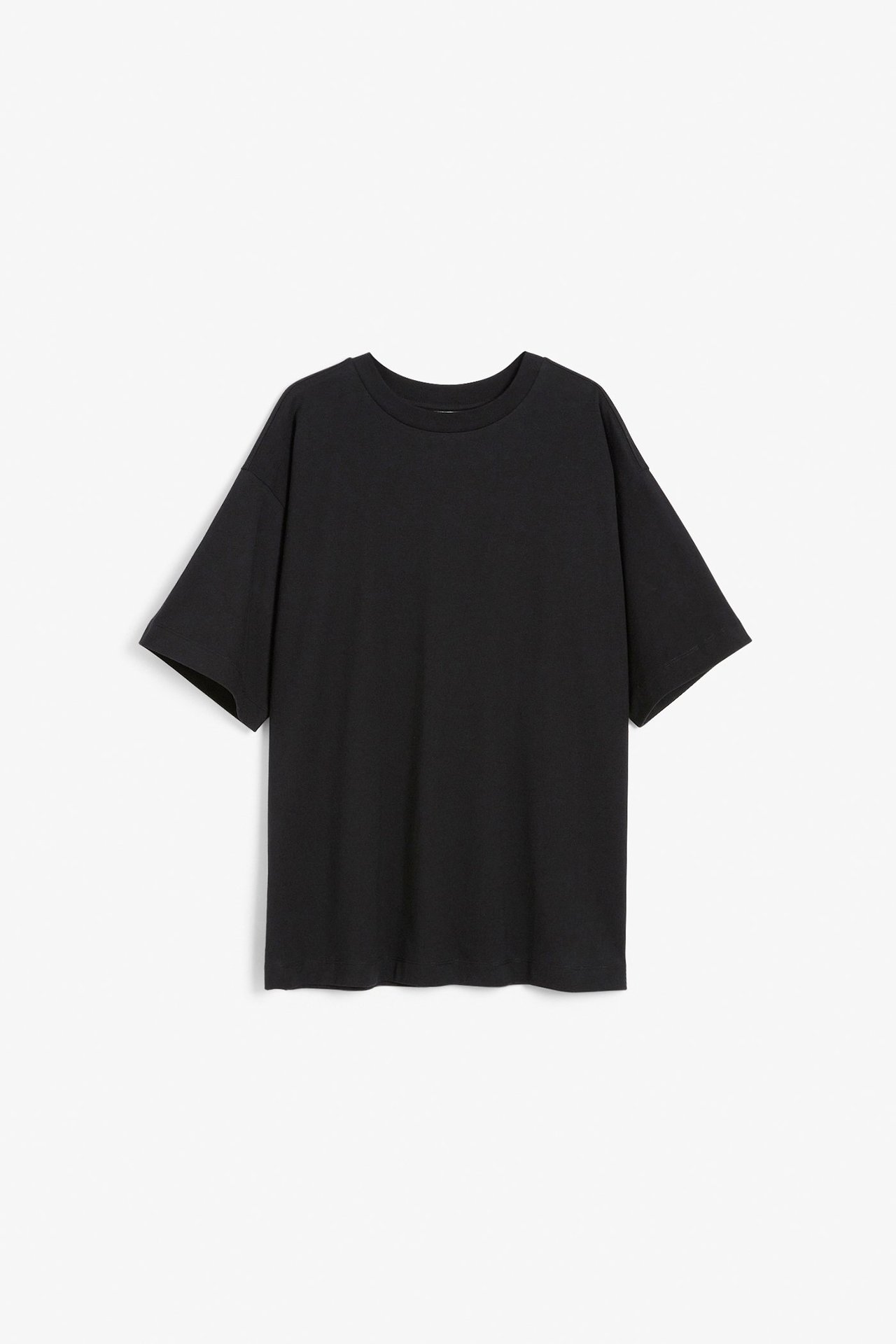 Widok z przodu: gładki, czarny, oversize'owy, pudełkowy T-shirt bawełniany.