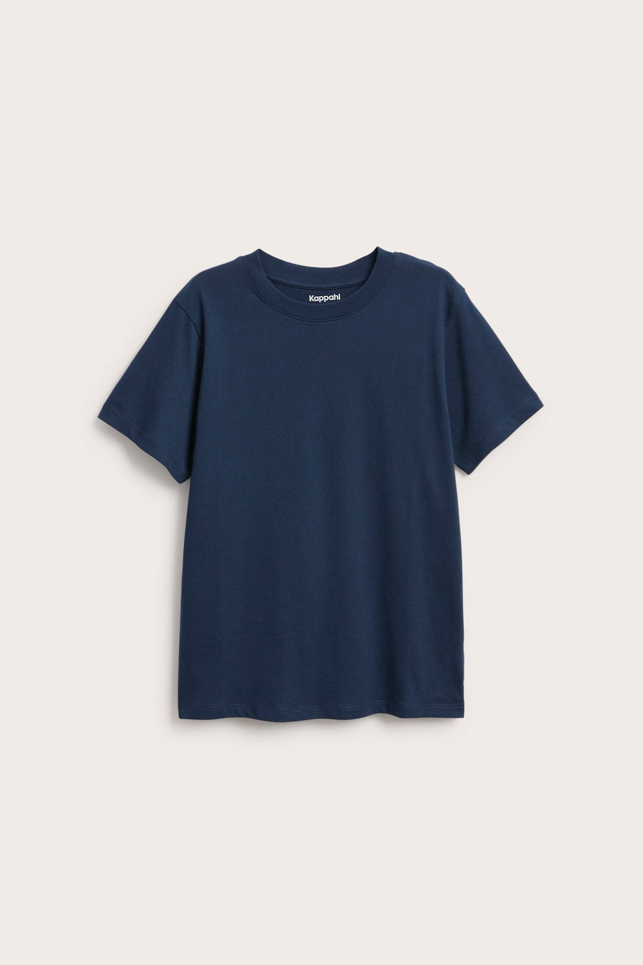 Framifrån en mörkblå enfärgad kortärmad t-shirt i bomullstrikå med rund halsringning.