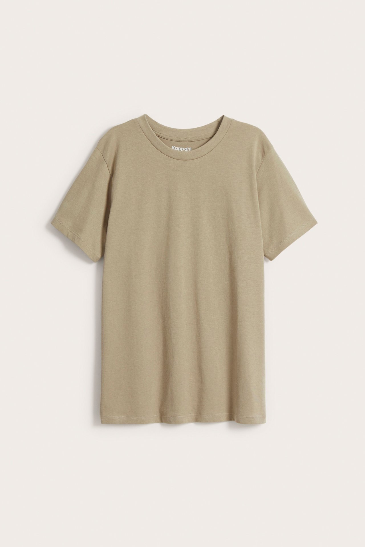 Framifrån, enfärgad brun bomulls-t-shirt med korta ärmar och ribbad rund halsringning.