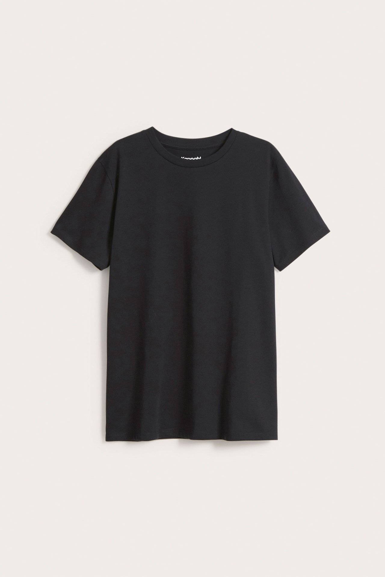 Frontvy av en enfärgad svart kortärmad t-shirt i bomull med rund halsringning.