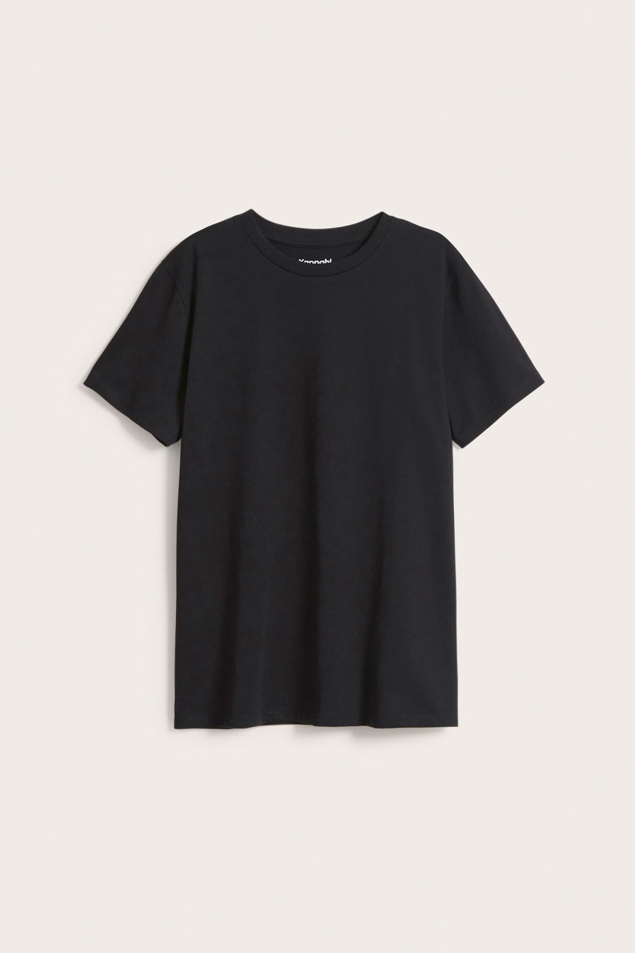 Framifrån: Enfärgad svart t-shirt i bomull med korta ärmar och rund halsringning.