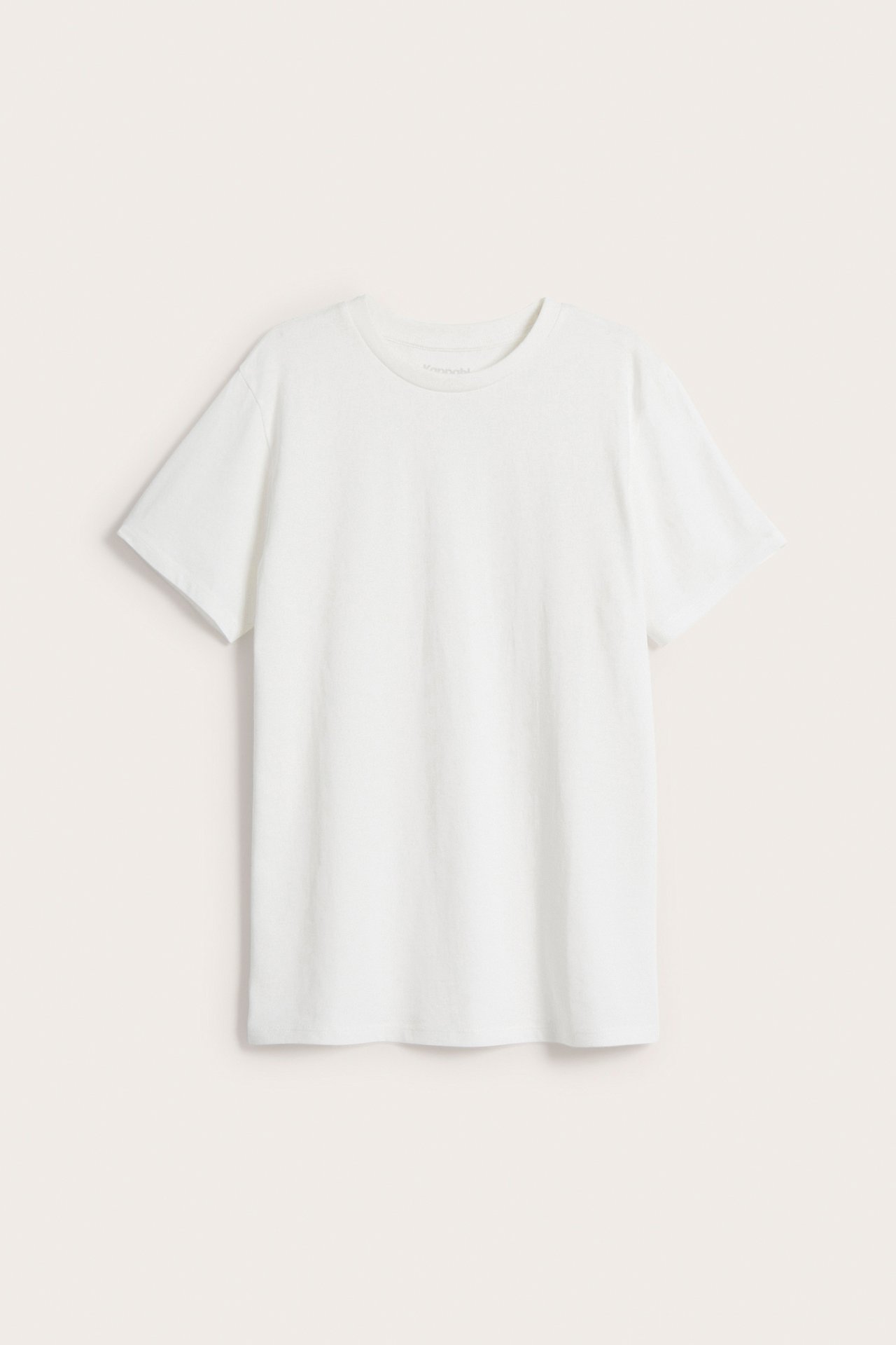 Frontvy av en offwhite, kortärmad, enfärgad t-shirt i bomull med ribbad rundhalsringning.