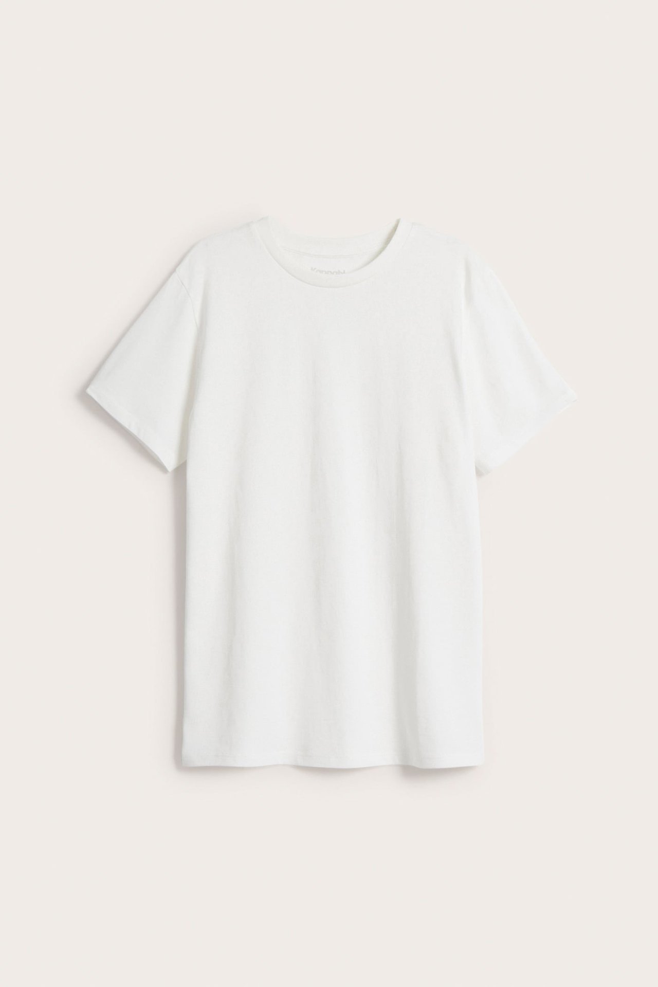 Frontvy av en offwhite, kortärmad, enfärgad t-shirt i bomull med ribbad rundhalsringning.