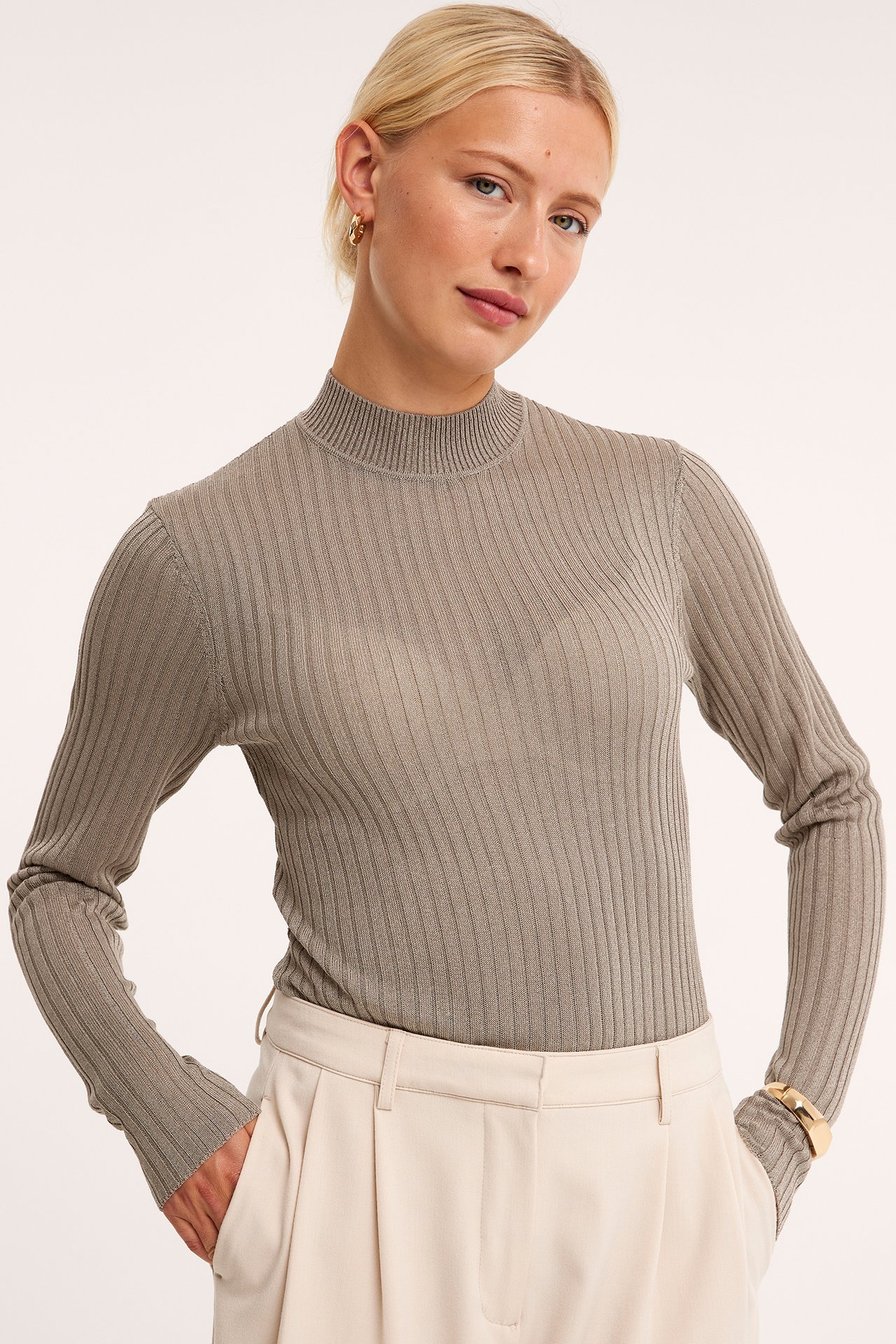 Glittrig polotröja - Mörkbeige - 1
