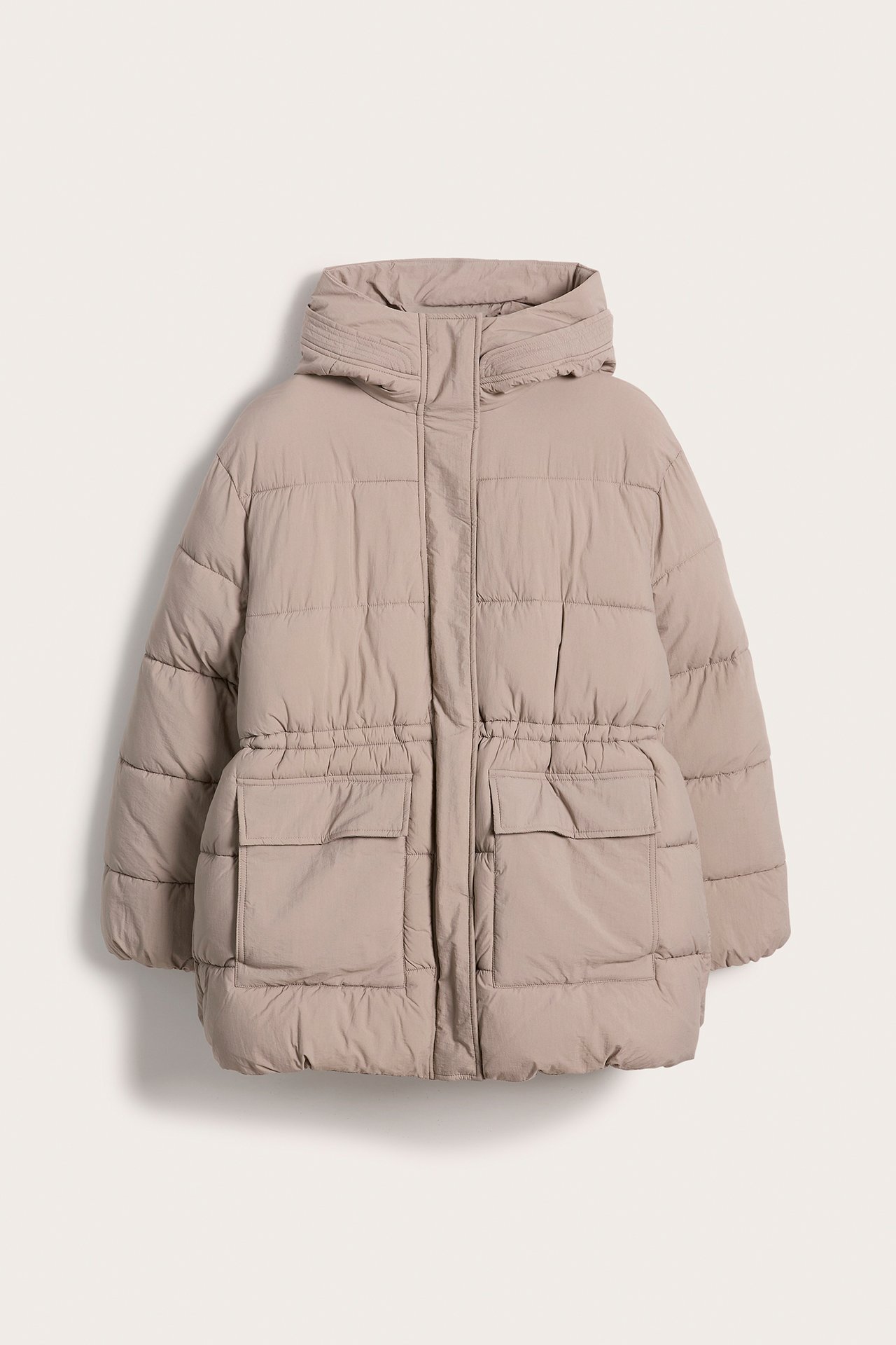 Frontvisning av en mørk beige boblejakke med hette, snøring i midjen og to klafflommer.