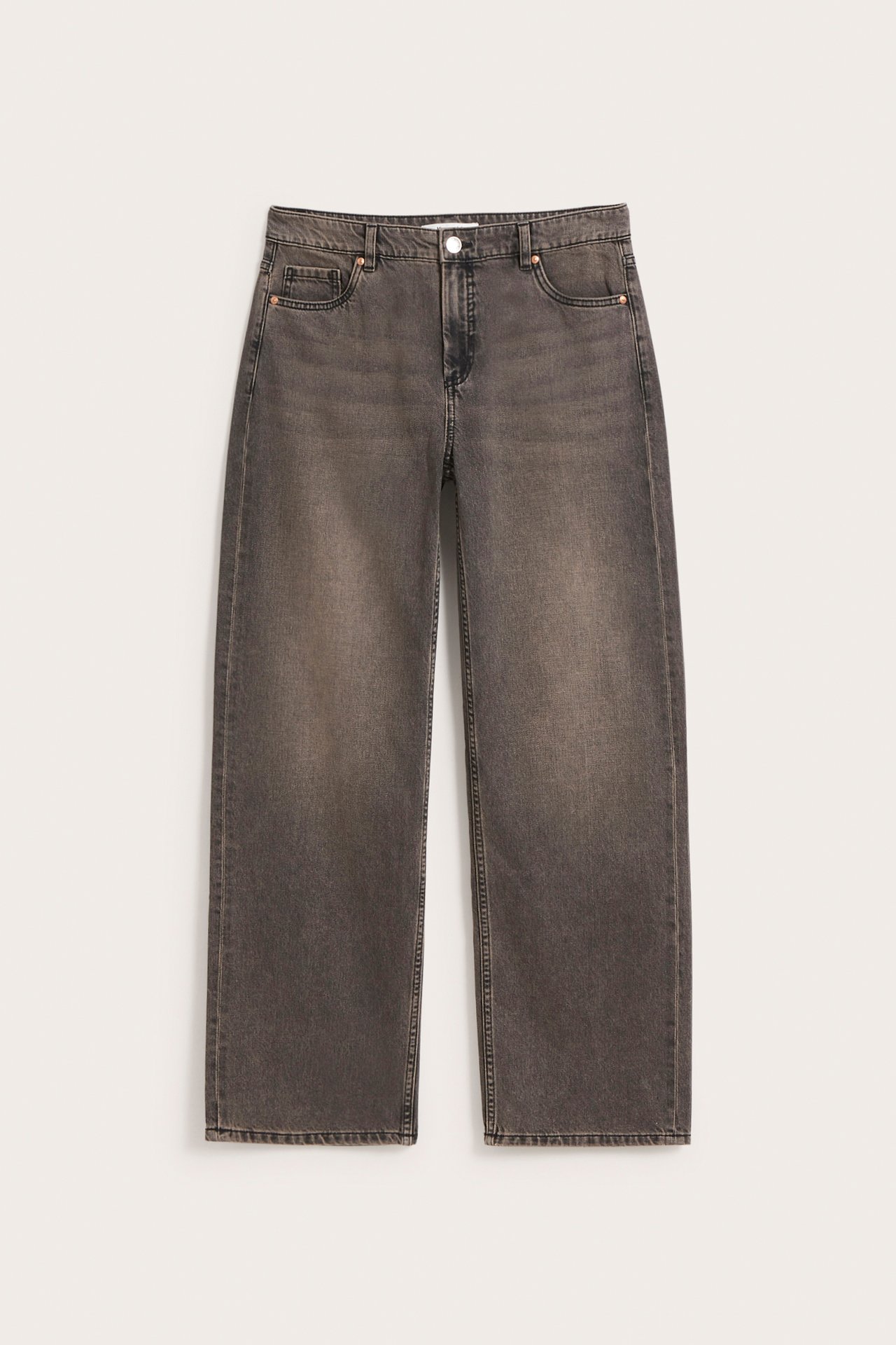 Framifrån: Damjeans i mörkgrå denim, baggy passform med medelhög midja och vida ben.