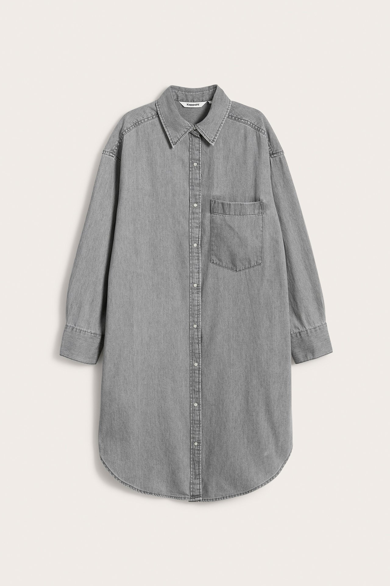 Frontvisning av en lang, løs grå denimskjortekjole med krage, trykknapper og brystlomme.