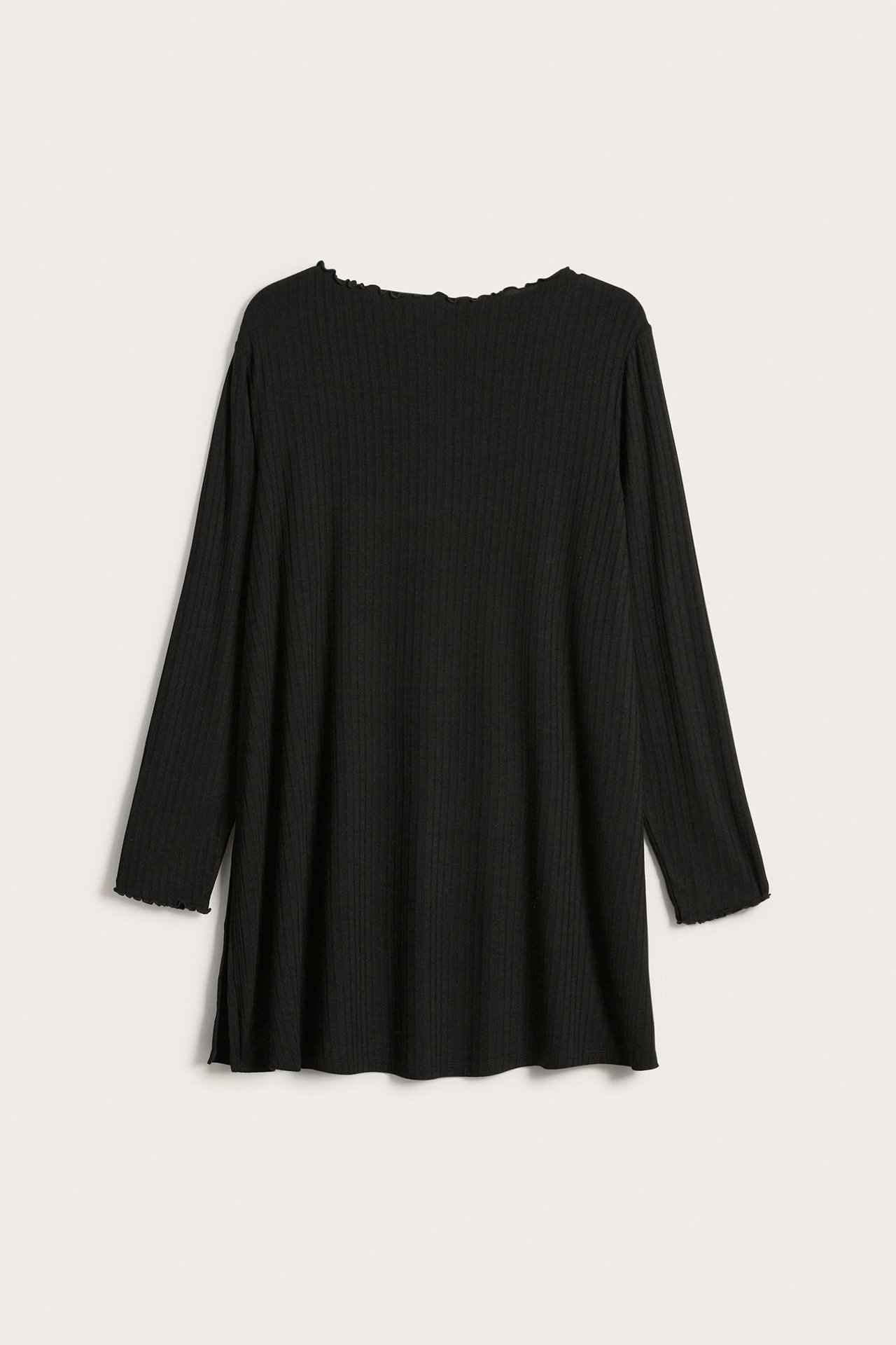 Widok z przodu czarnej prążkowanej tuniki z długimi rękawami i falbankami.