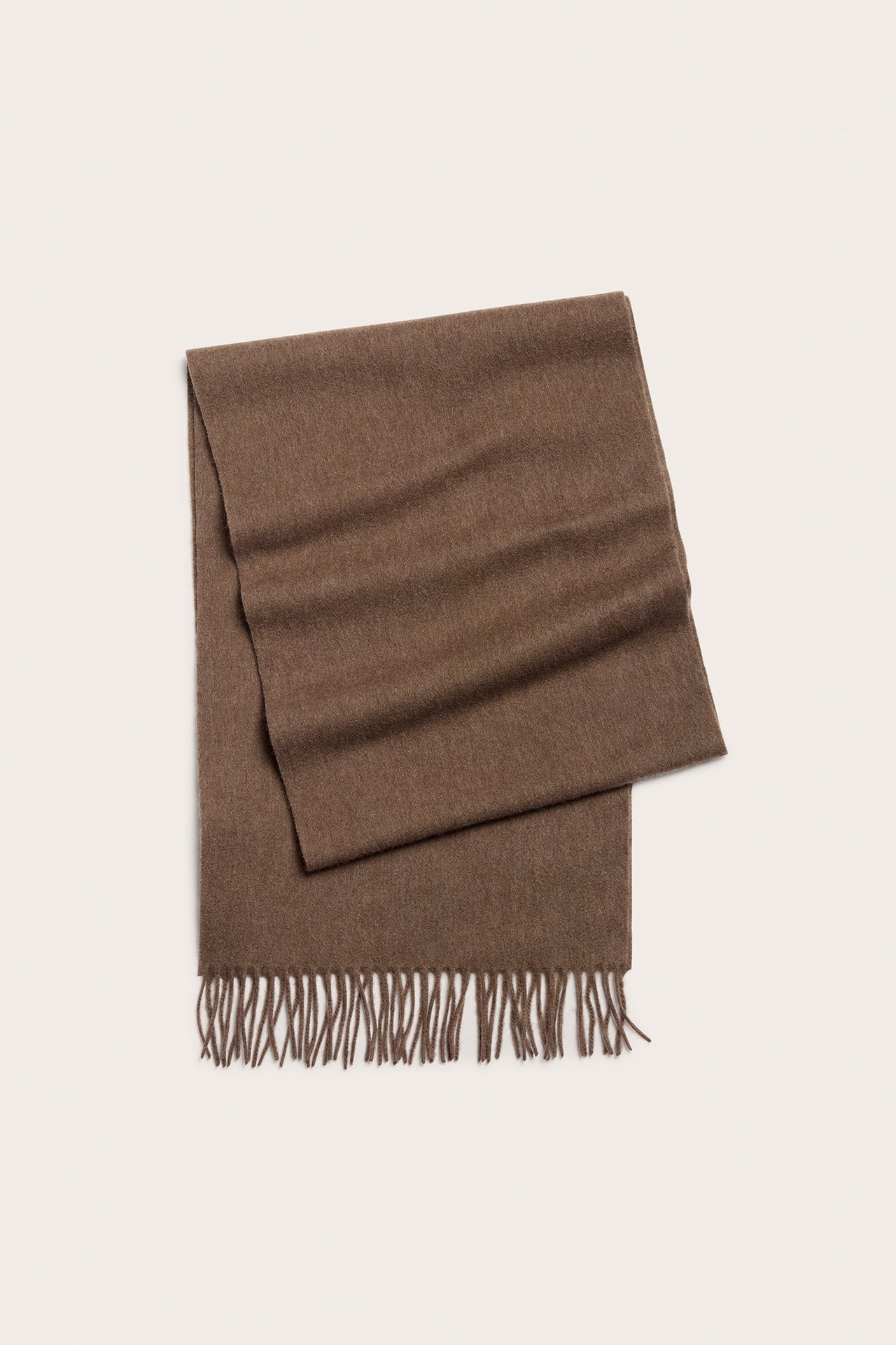Widok z góry na złożony brązowy melanżowy szalik wełniany z frędzlami.