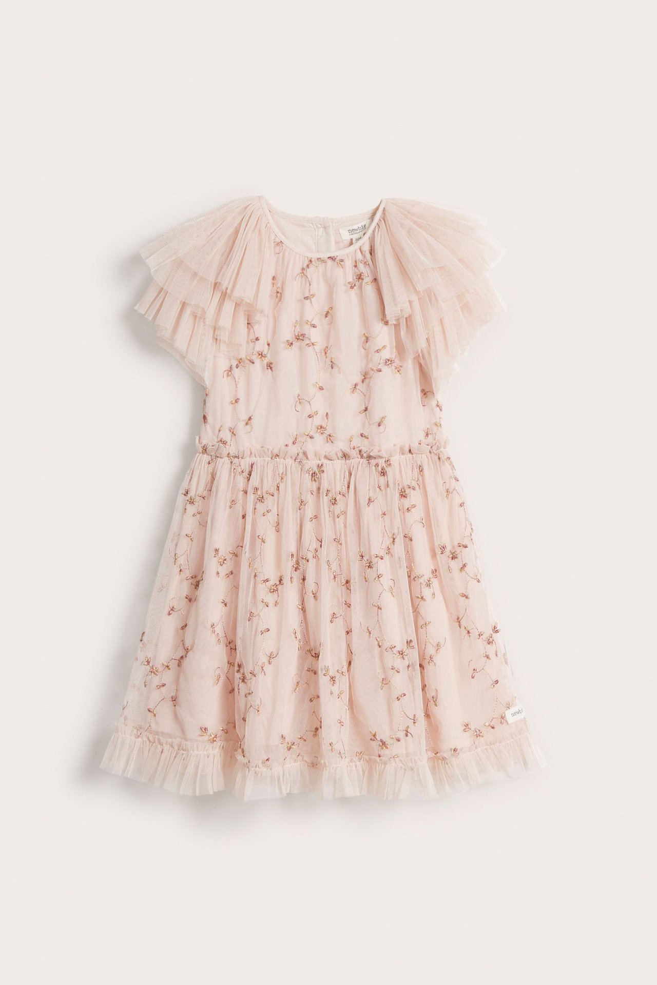 Przód jasnoróżowej sukienki dziecięcej z siateczki z haftem kwiatowym, falbankowymi rękawami i warstwową spódnicą.