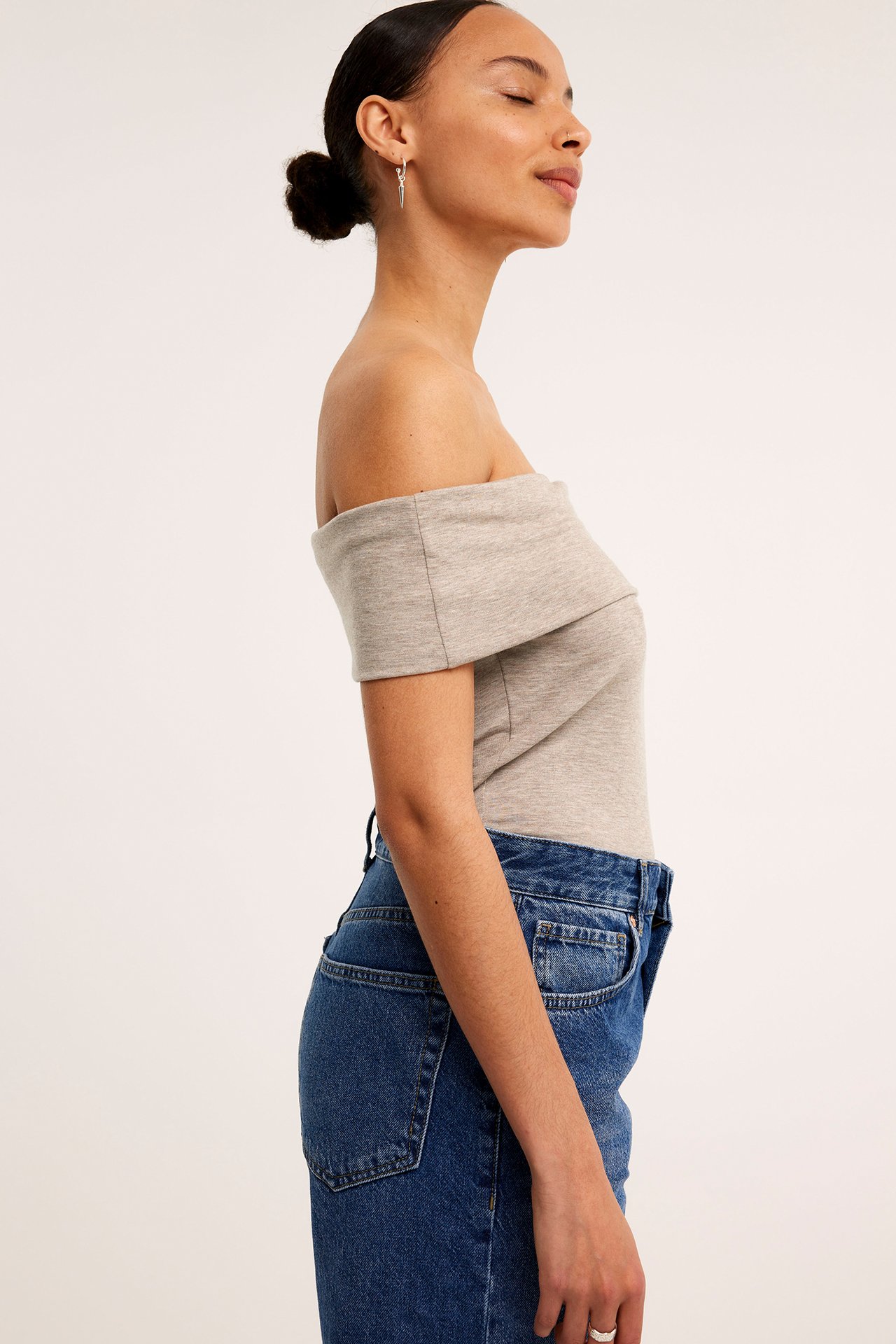 Off-shoulder-paita - Meleerattu beige - 4