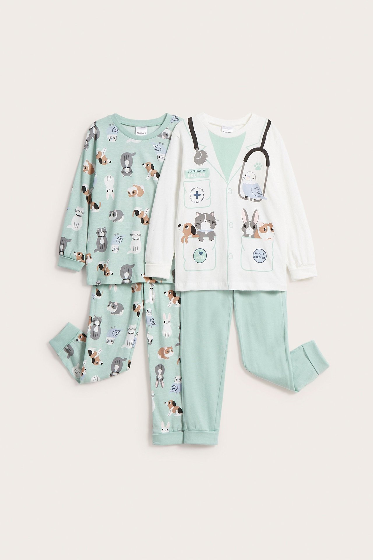 Edestä näkymä kahdesta lasten puuvillapyjamasetistä: valkoinen eläinlääkärikuvio ja vaalean turkoosi eläinkuvio.