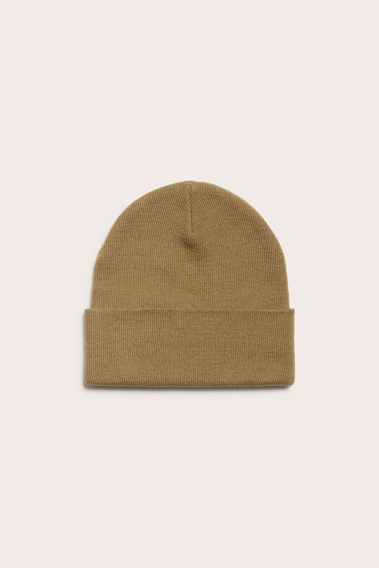 Edestä kuvattu meleerattu beige neulottu pipo taitetulla reunalla.