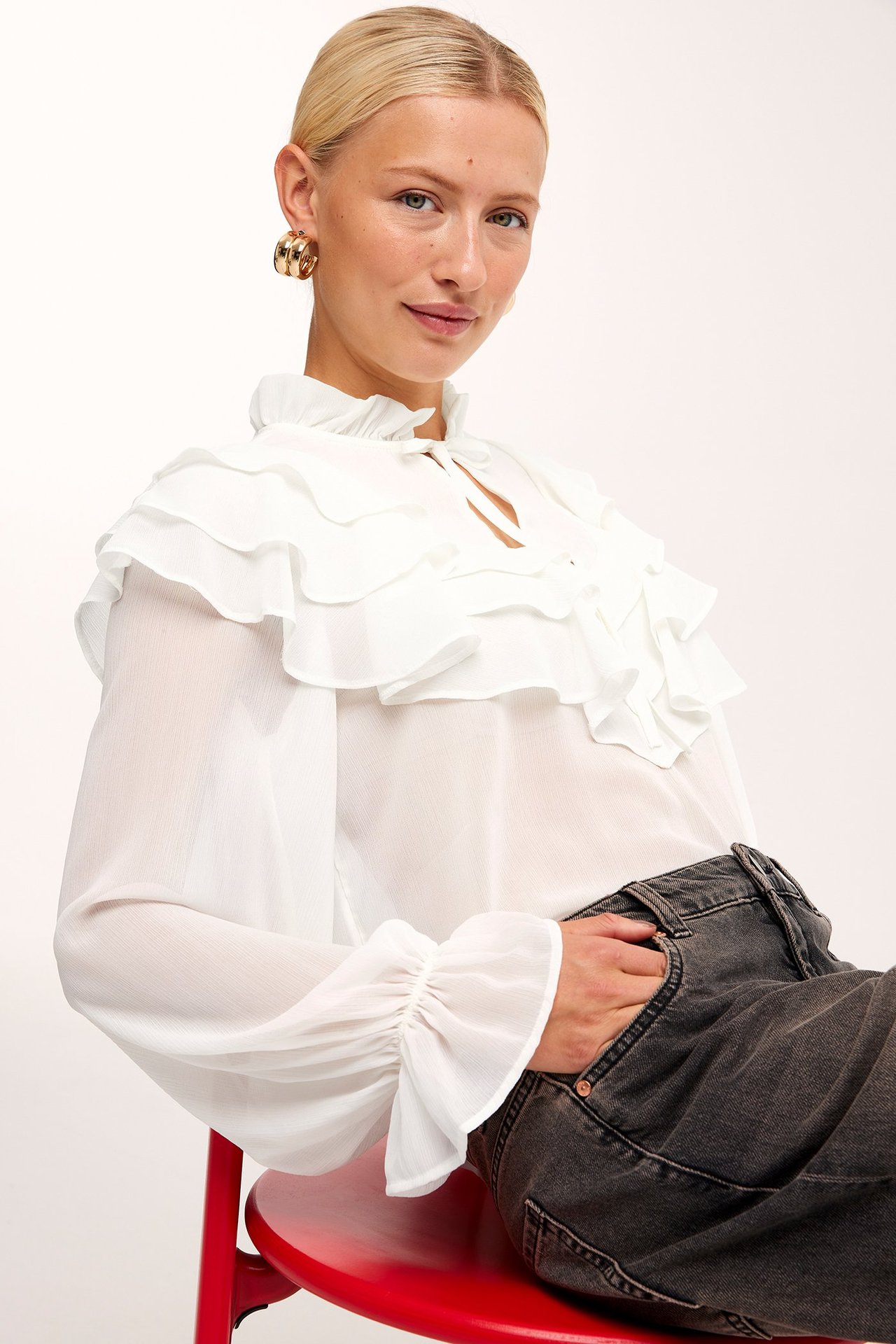 Blus med volanger - Offwhite - 176cm / Storlek: S - 1