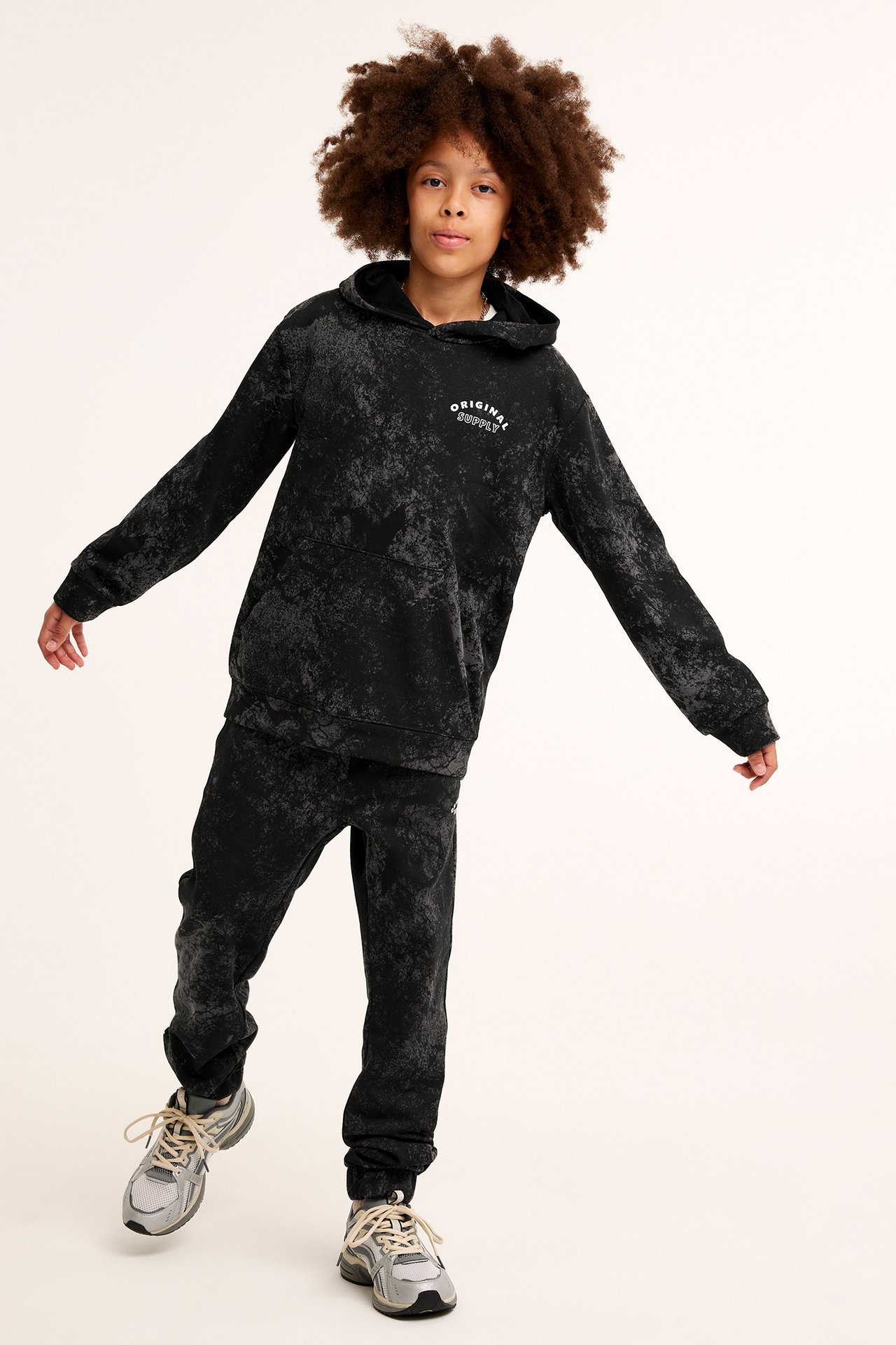 Mönstrad hoodie - Svart - 2