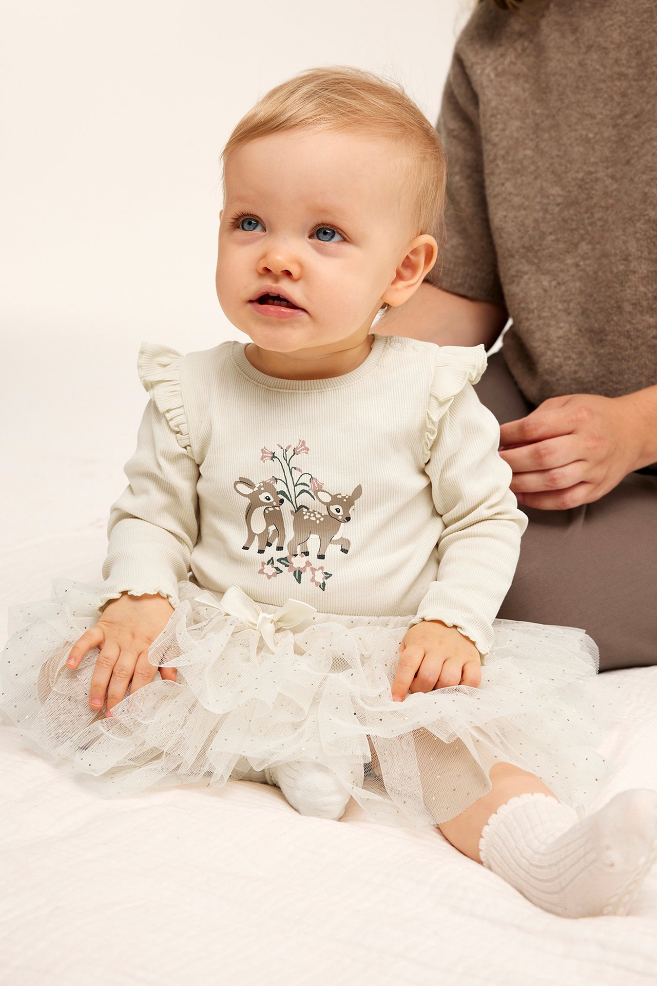 Ribbad body med volang baby - Ljusbeige - 2