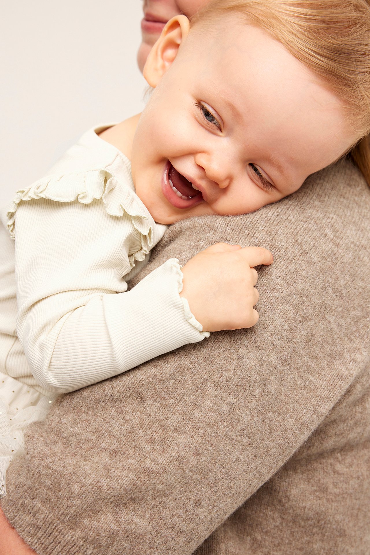 Ribbad body med volang baby - Ljusbeige - 3