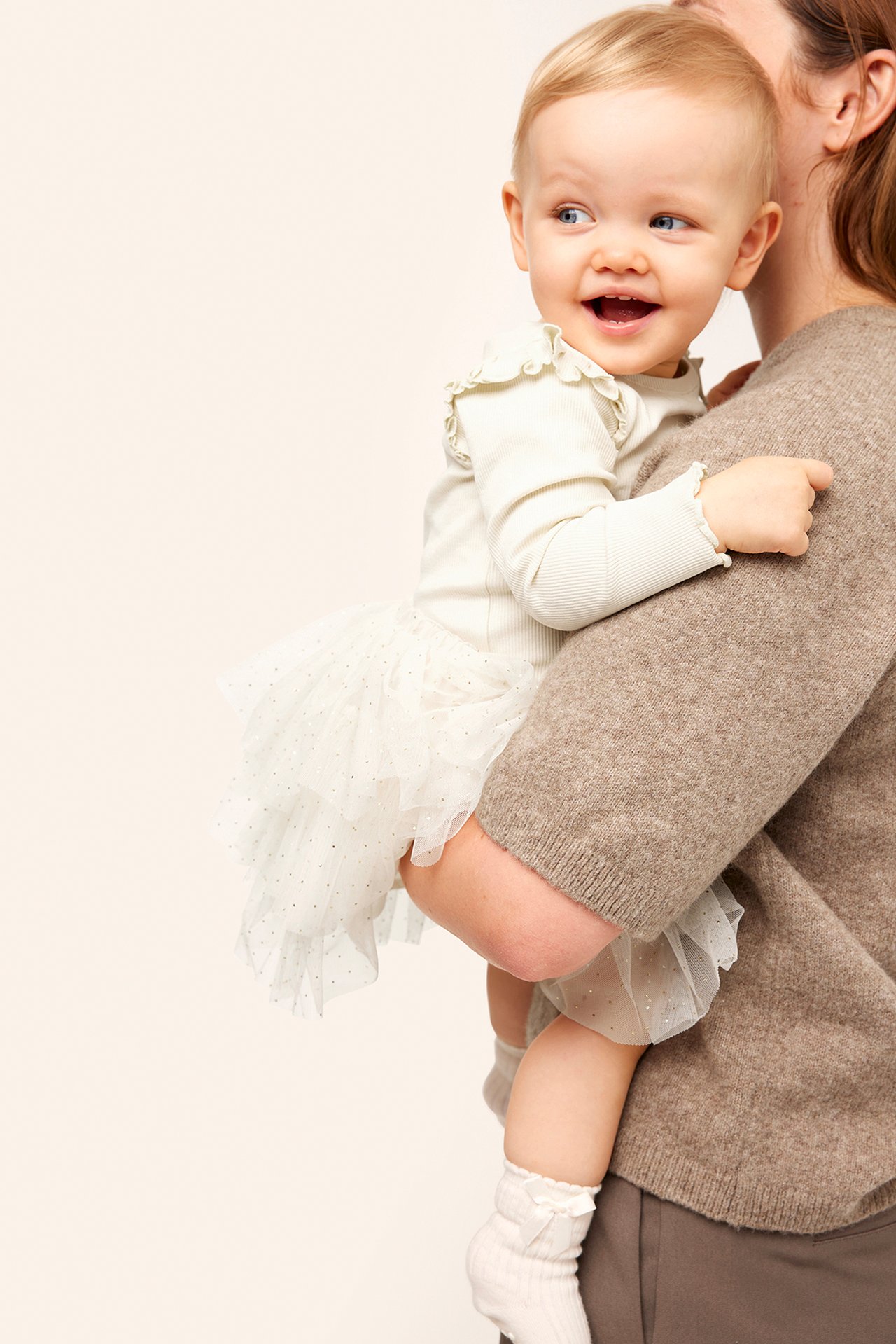 Ribbad body med volang baby - Ljusbeige - 4