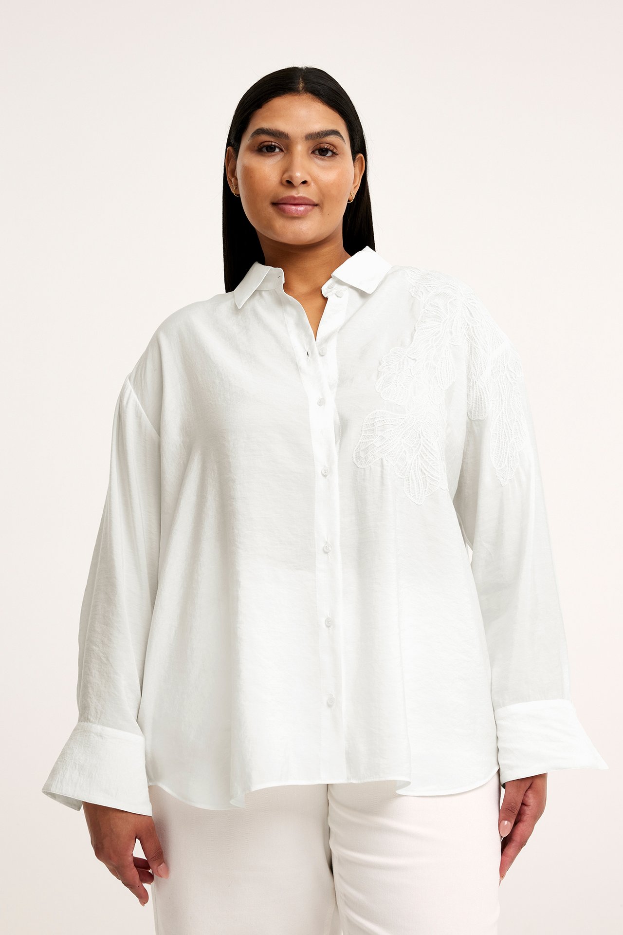 Skjorte med blondedetalj - Hvit - 172cm / Storlek: XL - 1
