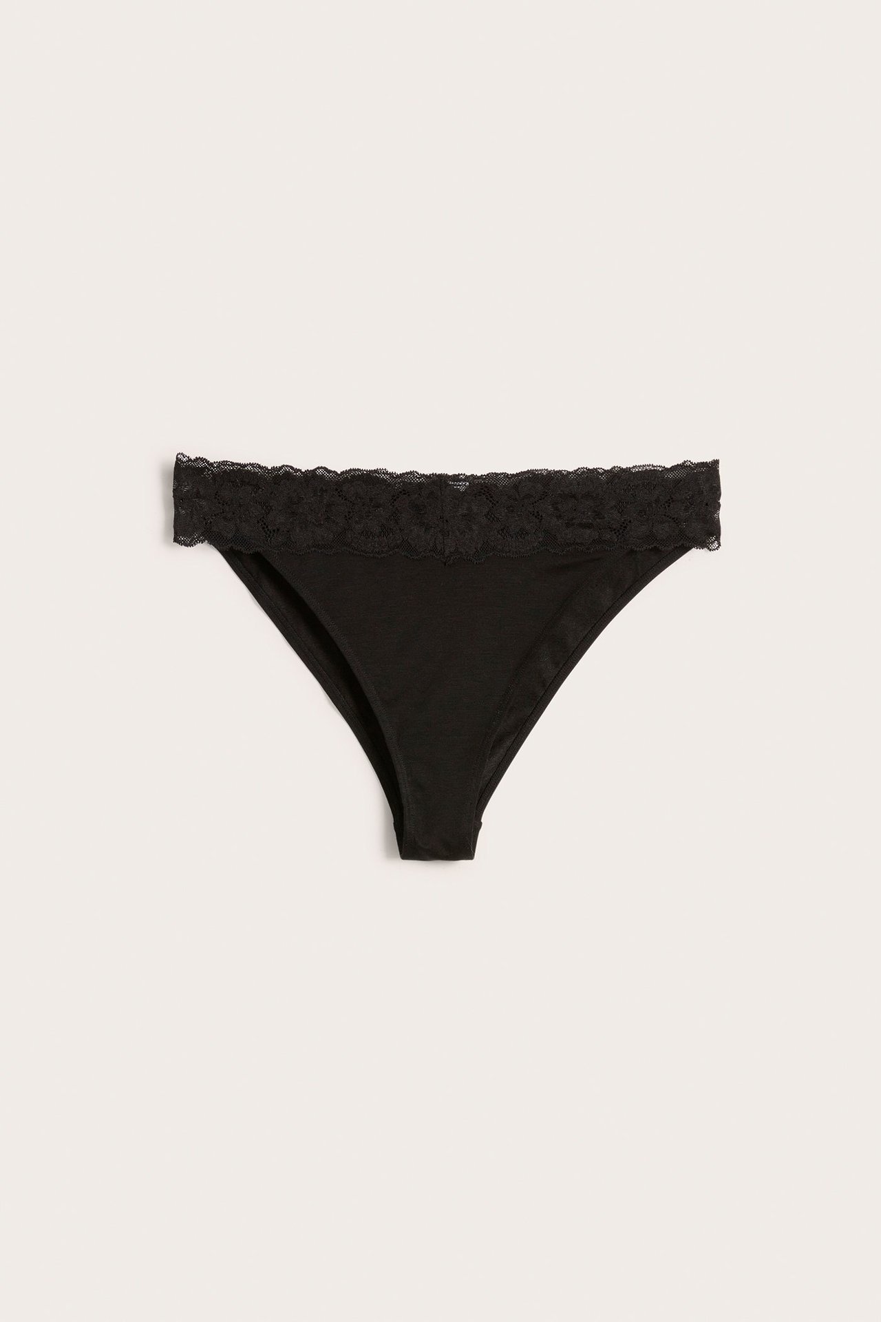 Frontvisning av en svart brazilian-truse i lyocell/elastan med dekorativ blondekant i midjen.
