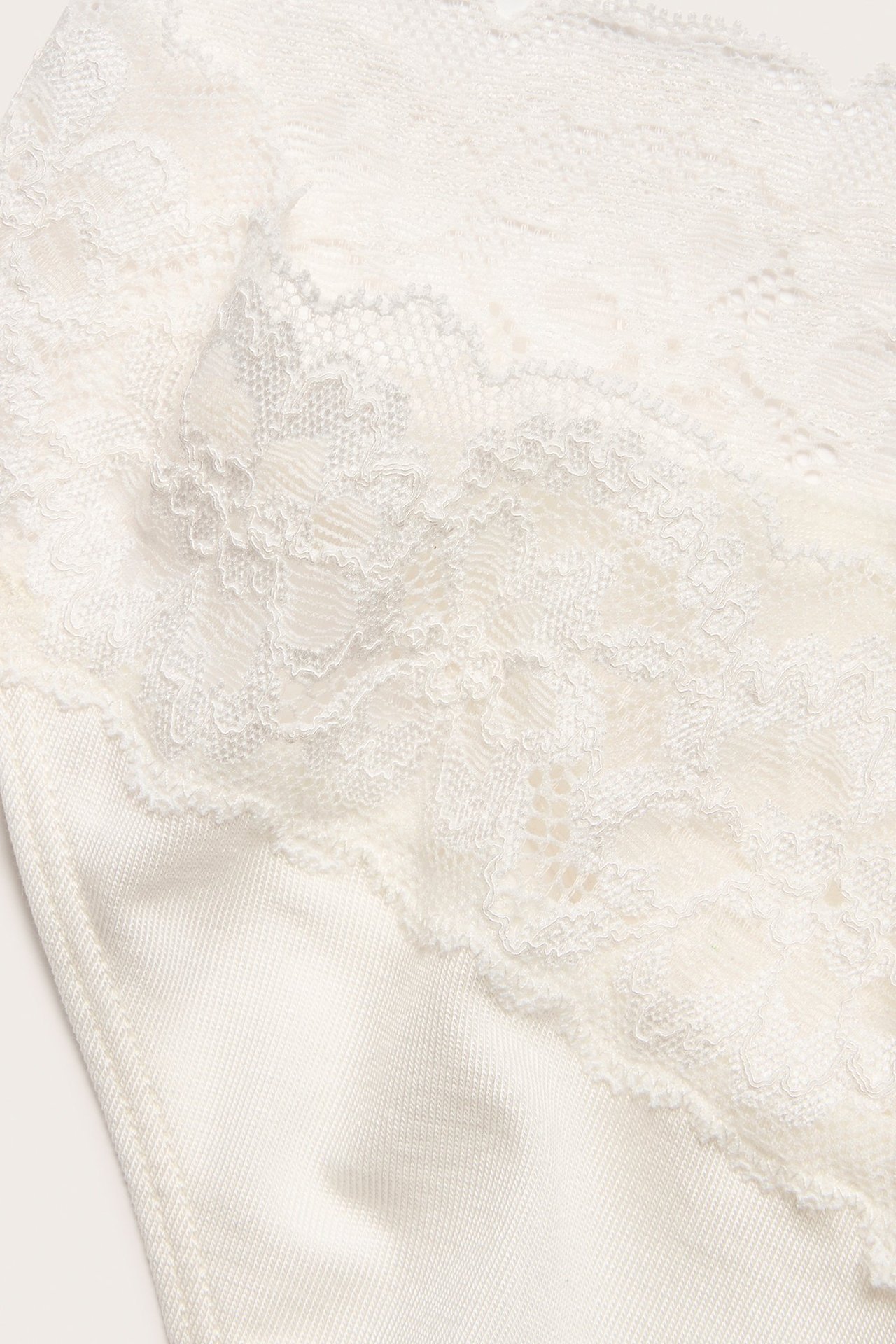 Zbliżenie białych fig brazylijskich z mieszanki lyocellu z ozdobną koronką.