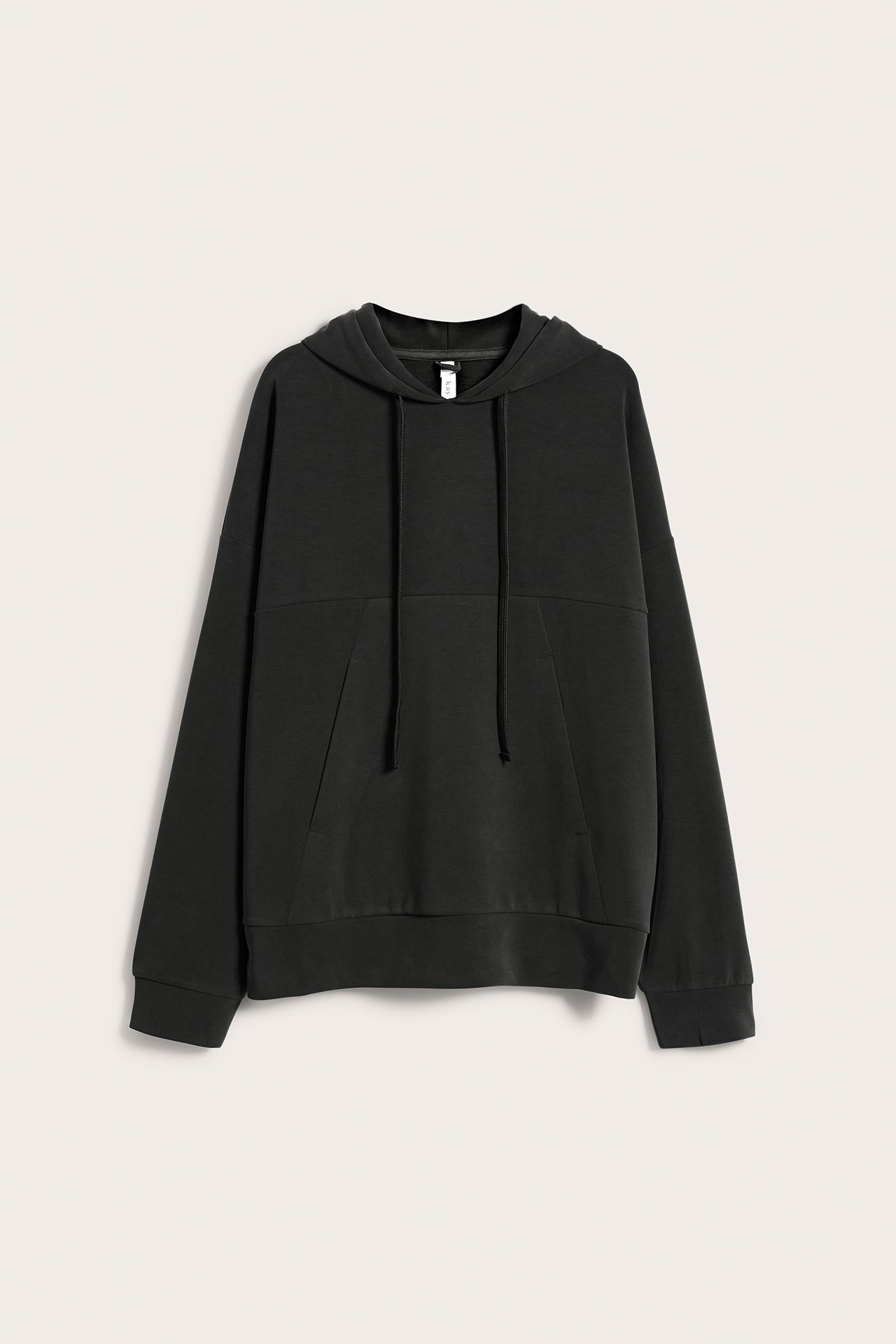 Frontvy av en svart hoodie i modalmix med dragsko i huvan och känguruficka.