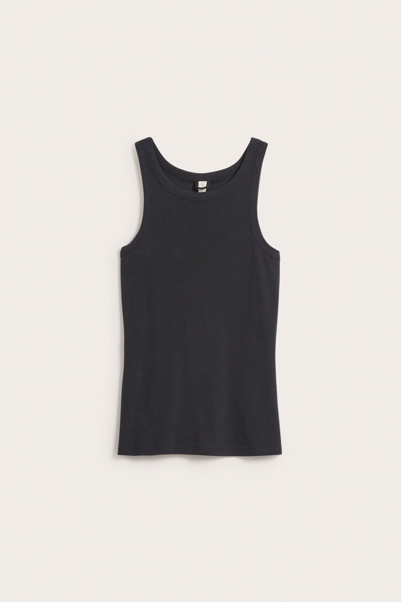 Frontvisning av en svart ribbet tanktopp i modalblanding.