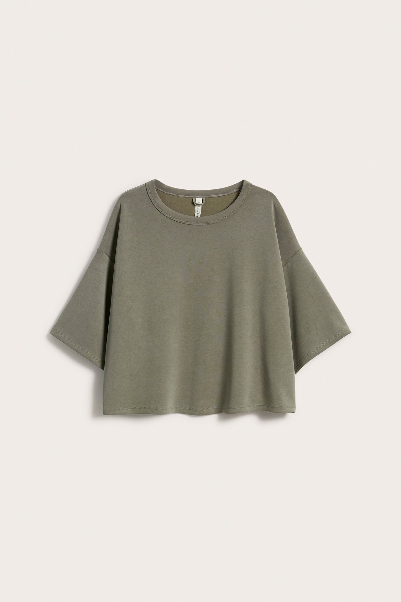 Widok z przodu: zielony T-shirt z miękkiej mieszanki modalu, z okrągłym dekoltem i krótkimi, szerokimi rękawami.