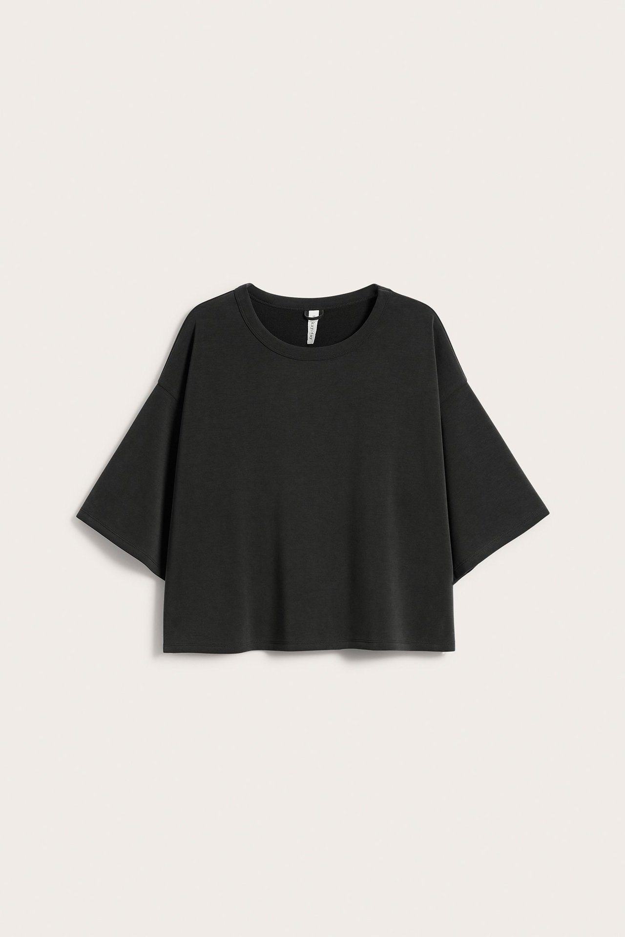 Widok z przodu: Czarny, jednolity, luźny t-shirt z okrągłym dekoltem i szerokimi, krótkimi rękawami.