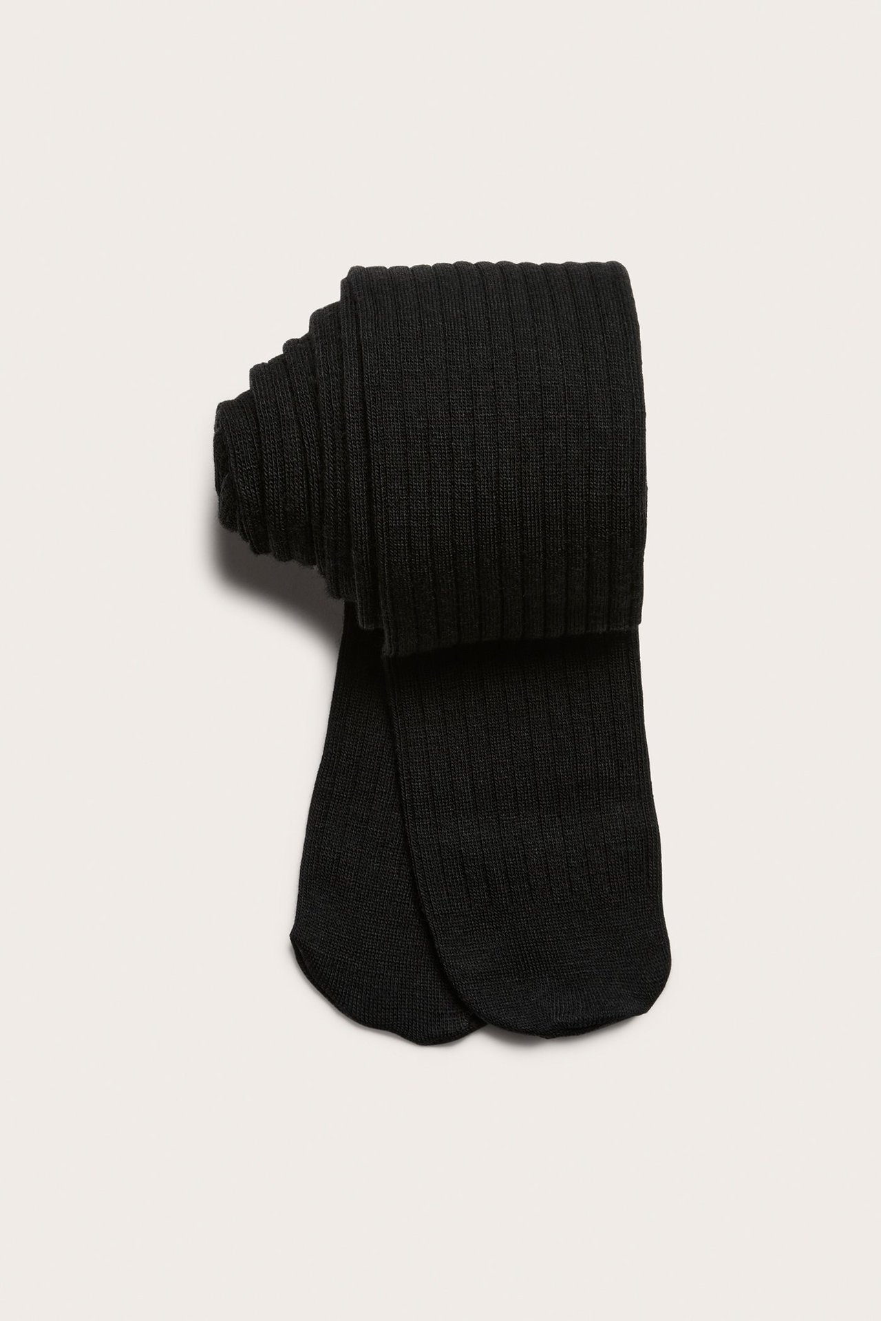 Ylhäältä näkymä taitetuista mustista ribatuista villasekoitetrikookeista.