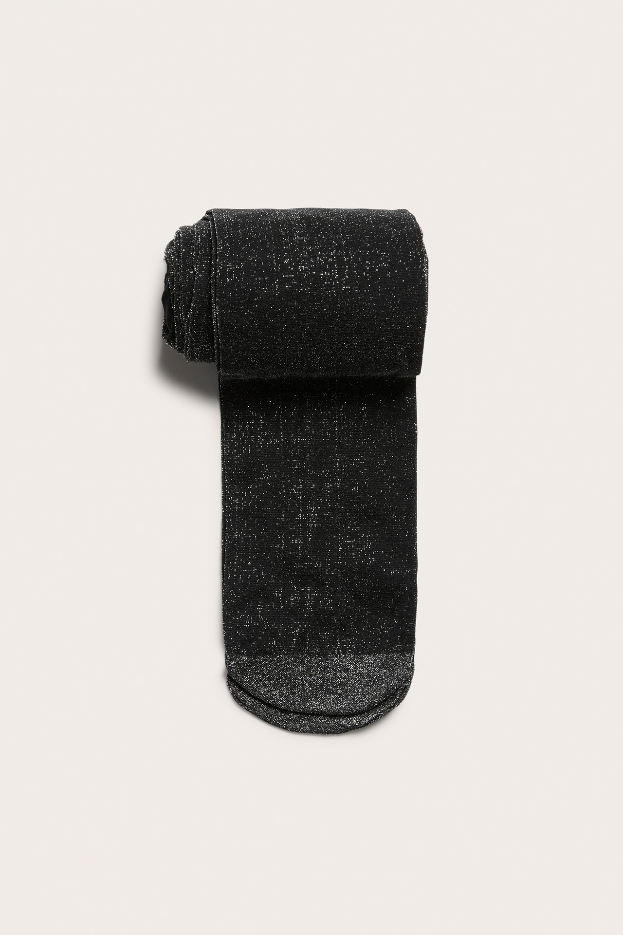 Edestäpäin taitetut mustat glitter-sukkahousut vahvistetulla kärjellä.