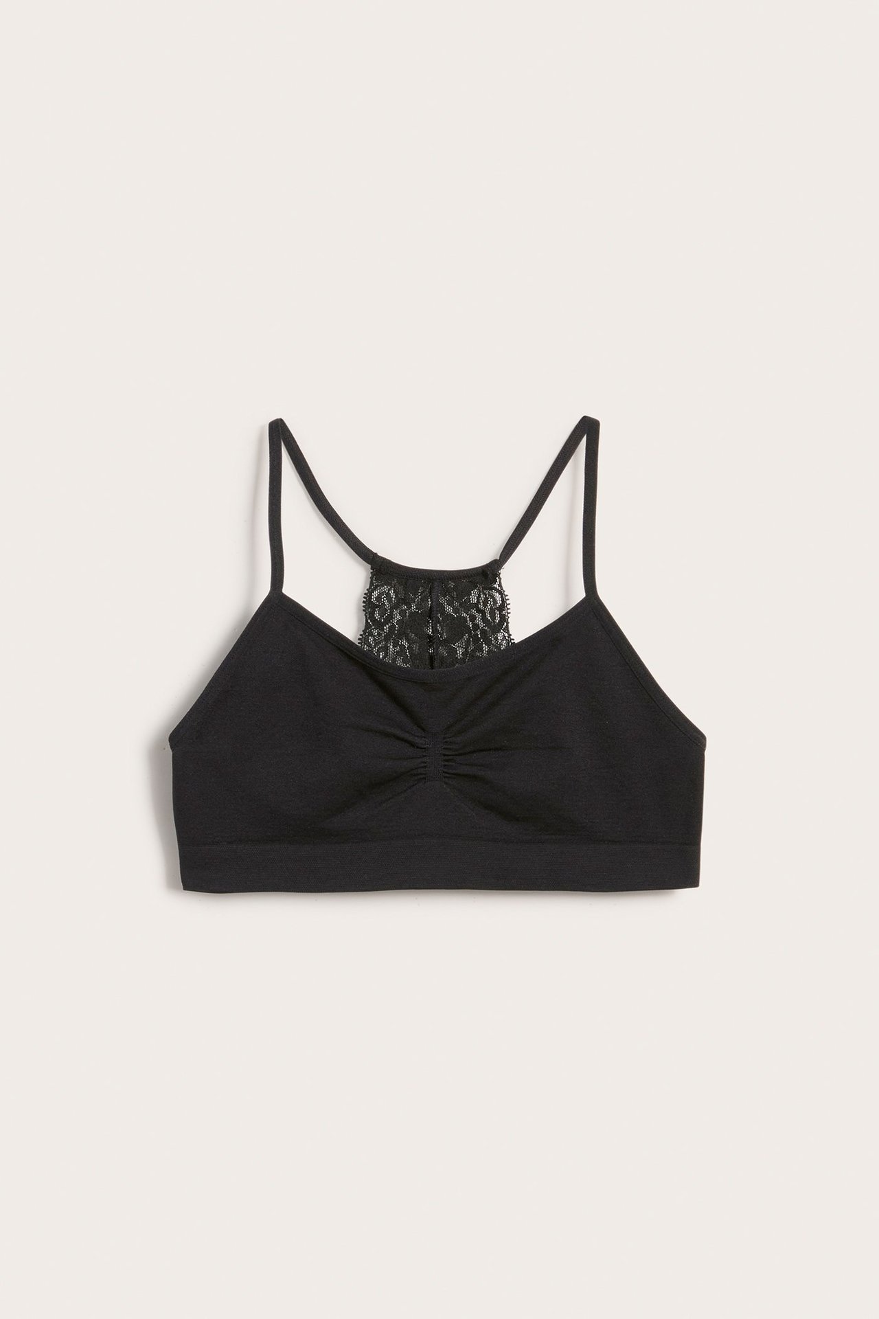 Widok z przodu czarnego bezszwowego topu z cienkimi ramiączkami, marszczeniem z przodu i koronkowym tyłem.
