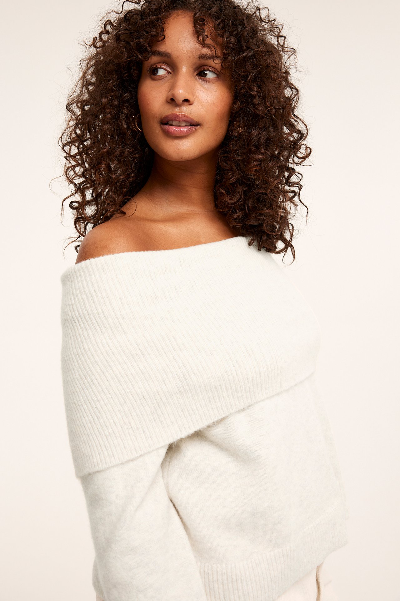 Off shoulder-strikkegenser