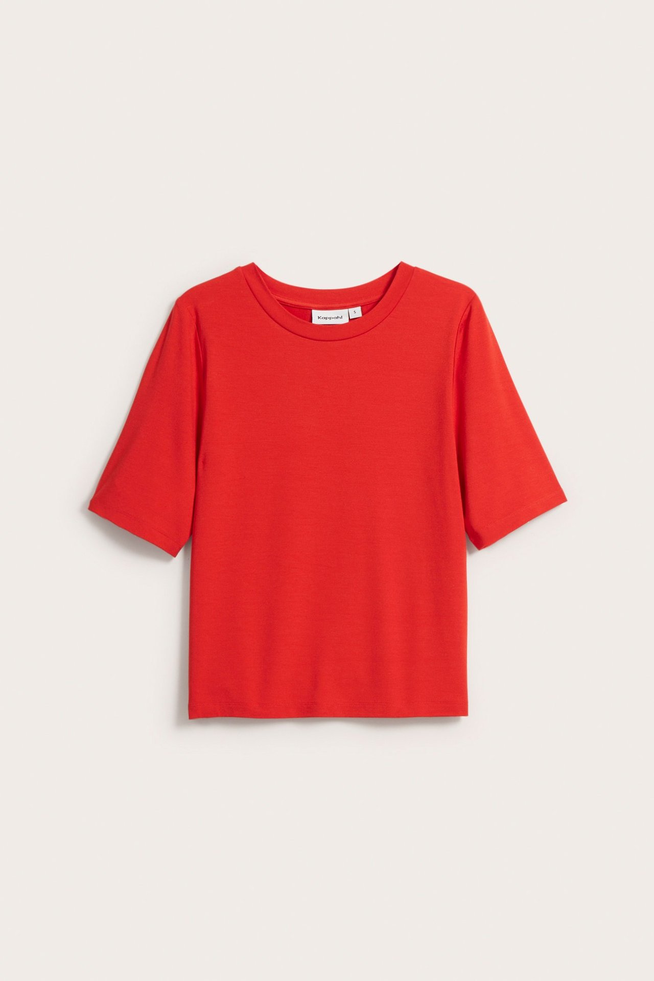 Frontvisning av en rød, tettsittende, kortermet t-skjorte med rund hals i viskoseblanding.