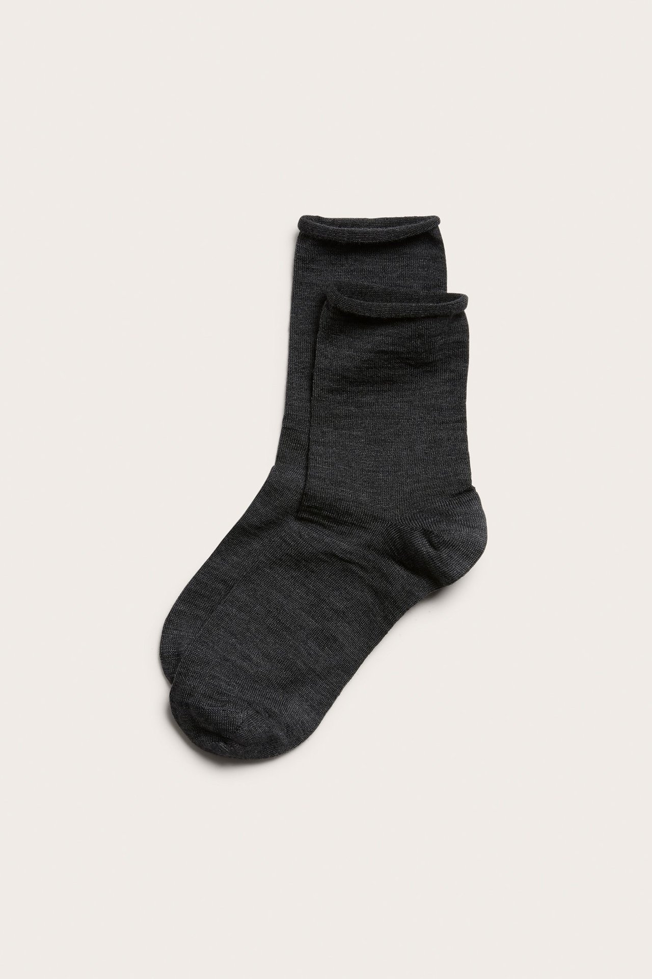Ovenfra: et par mørkegrå melert ullblandingssokker med rullekant.