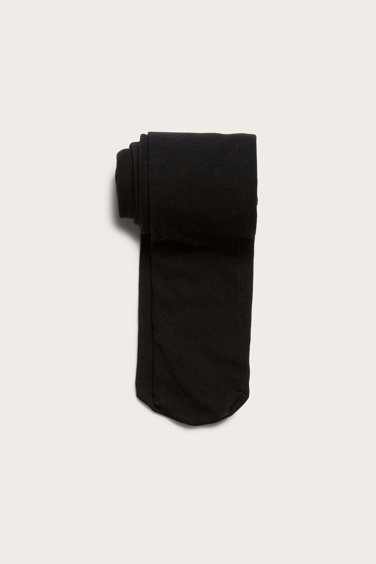 Ylhäältä näkymä taitetuista mustista, pehmeistä, paksuista tencel modal -sekoitetrikoista.