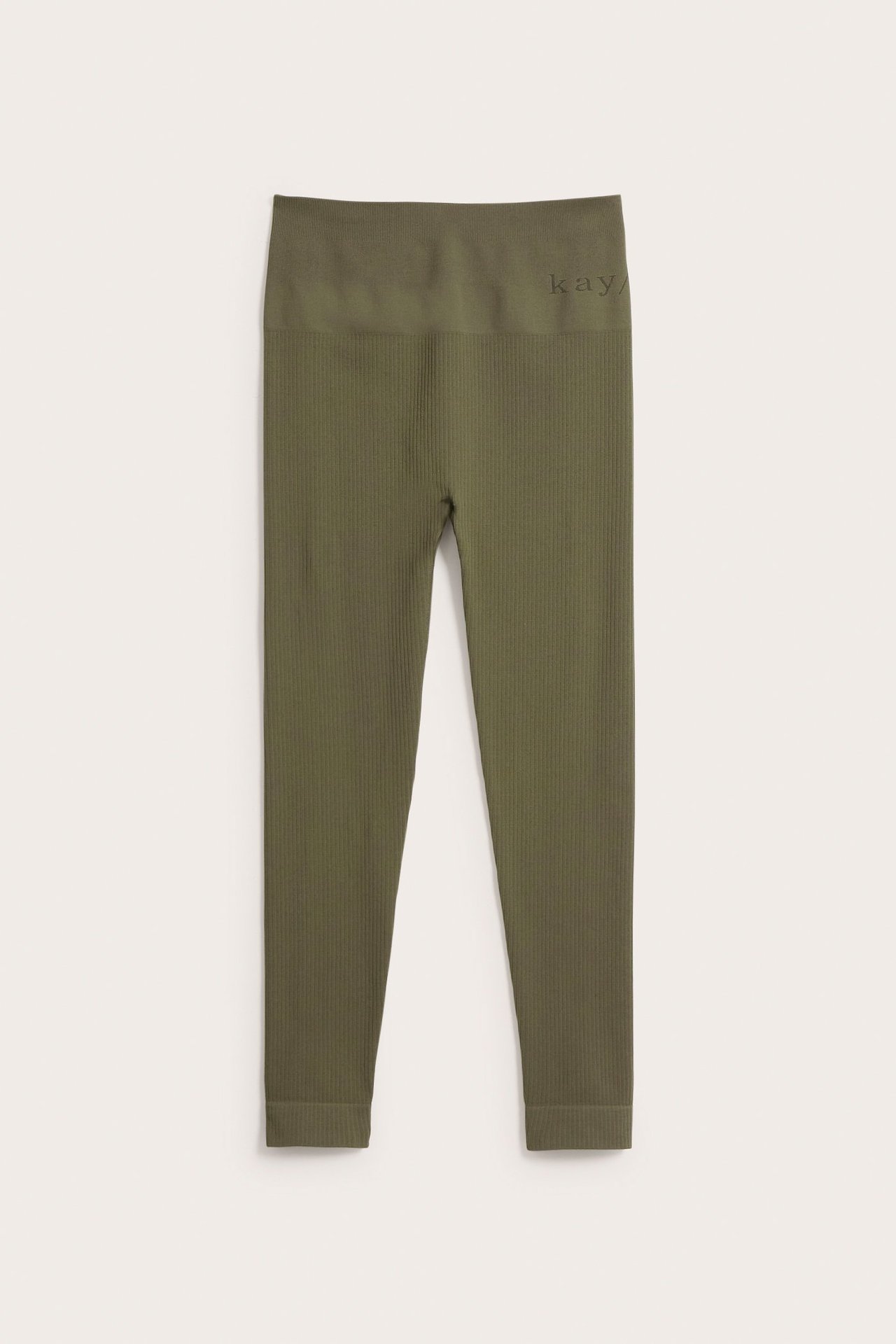 Frontvy av gröna ribbade sömlösa träningstights med hög midja och 'kay/day' logotyp.