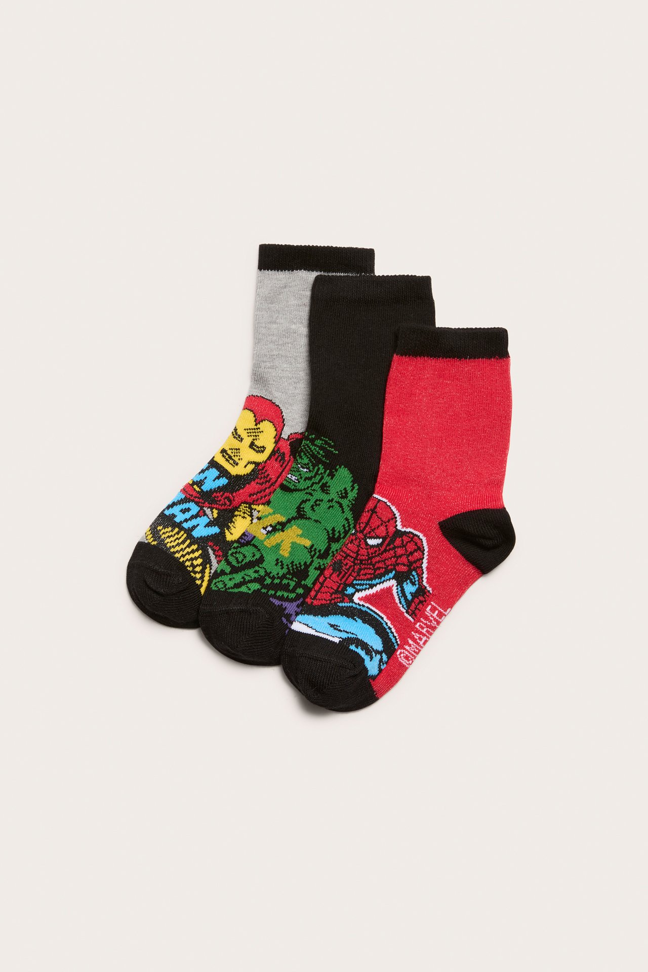 Frontvy av tre par barnstrumpor med Marvel-motiv: gråmelerade Iron Man, svarta Hulk och röda Spider-Man.