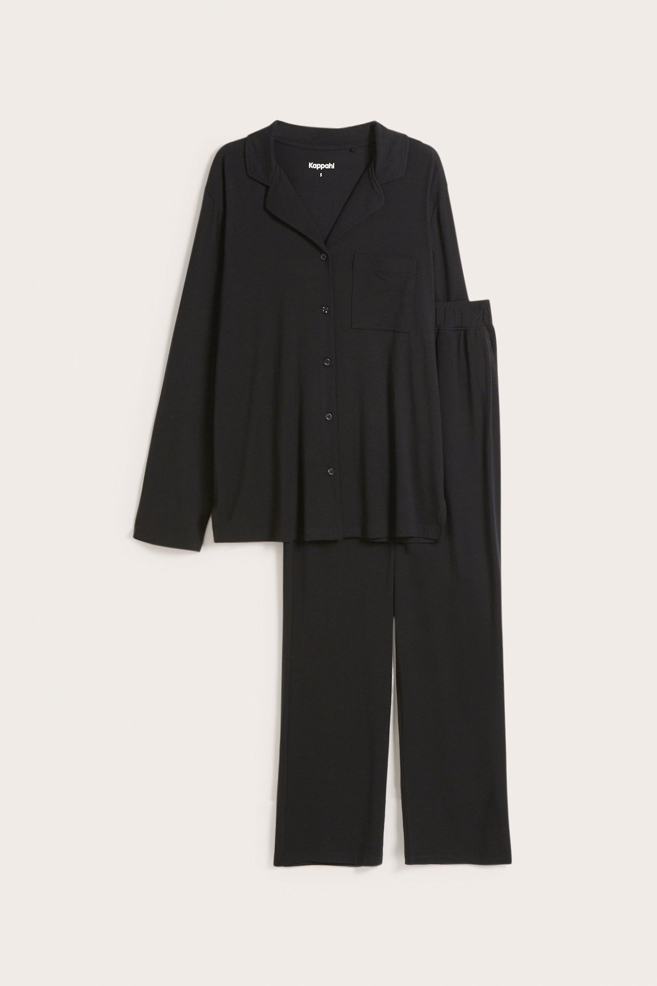 Widok z przodu: czarna piżama z lyocellu, z długim rękawem, zapinana na guziki, i prostymi spodniami.