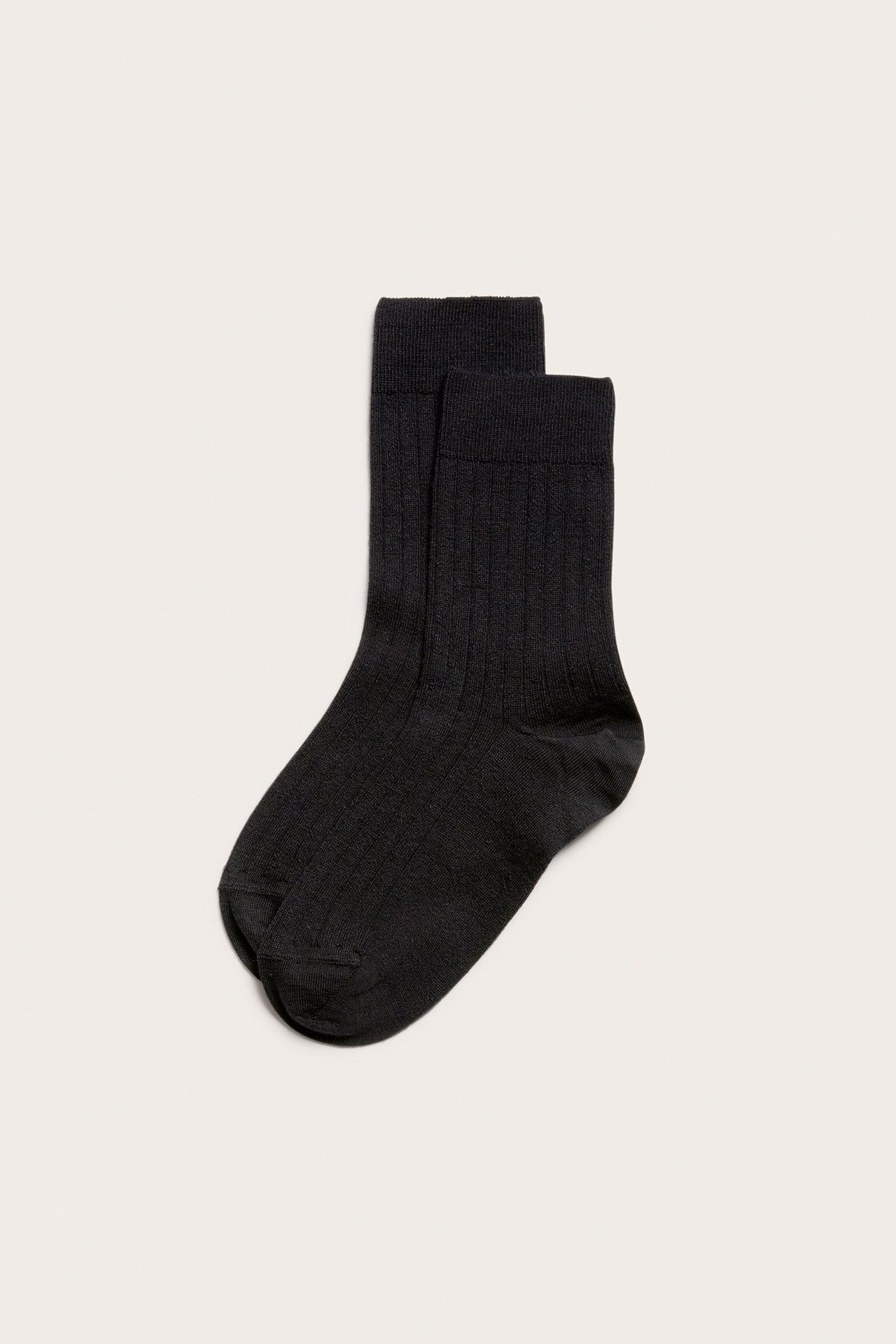 Widok z przodu pary czarnych, prążkowanych skarpet z mieszanki wełny.