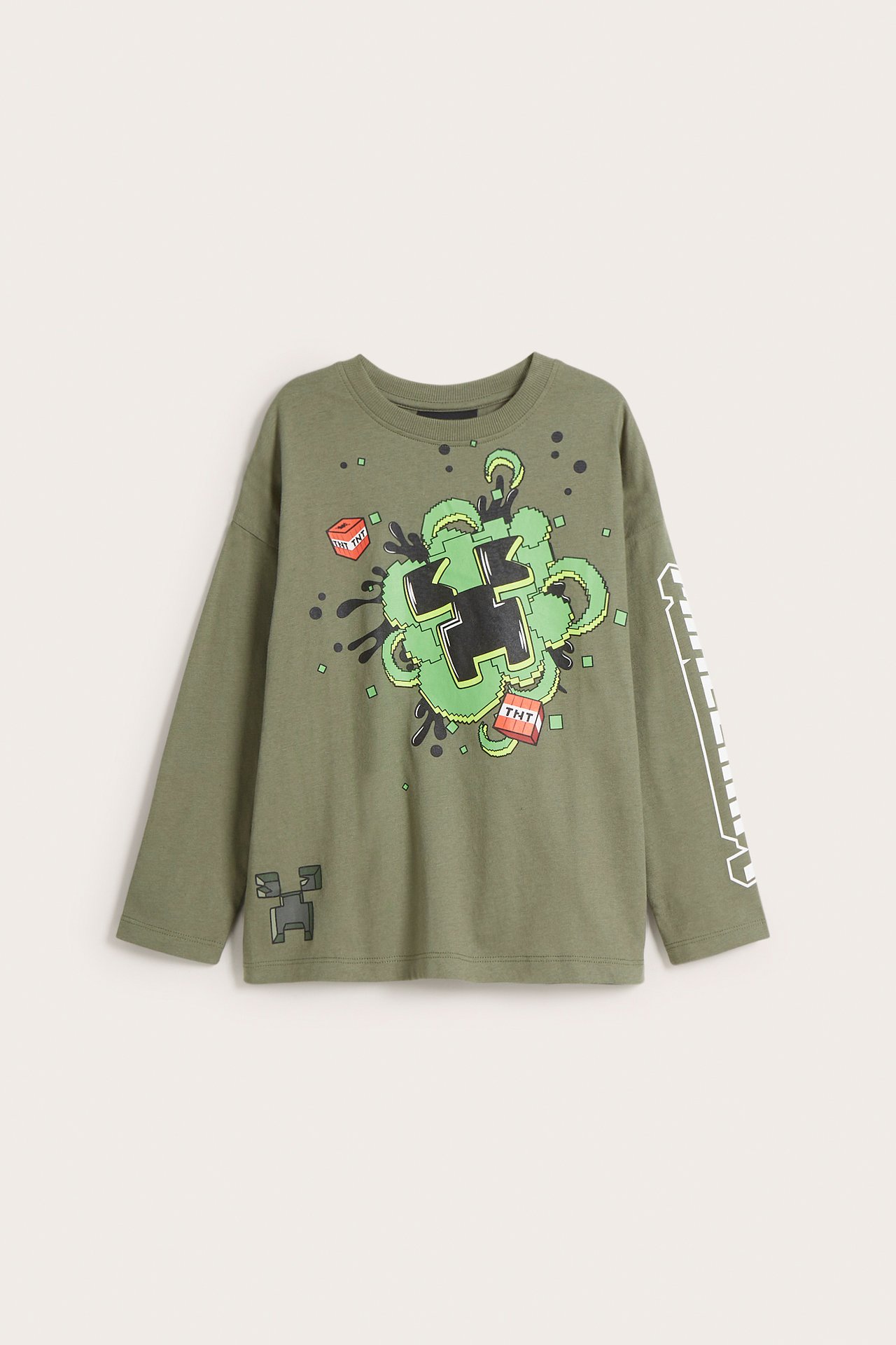 Frontvy av en mörkgrön långärmad t-shirt i bomull för barn med stort Minecraft-tryck.