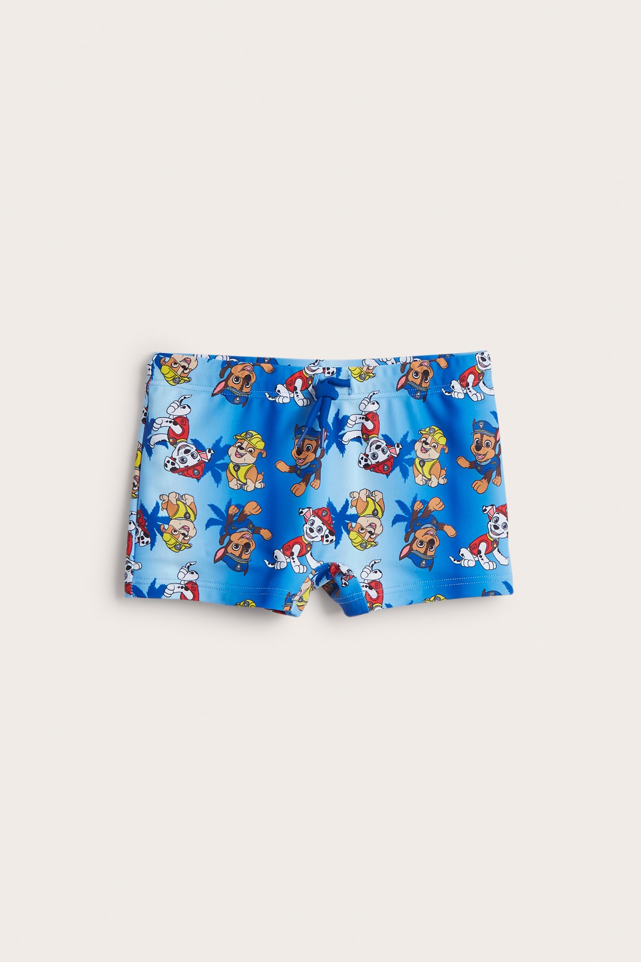 Widok z przodu niebieskich kąpielówek dziecięcych Paw Patrol ze sznurkiem w pasie.